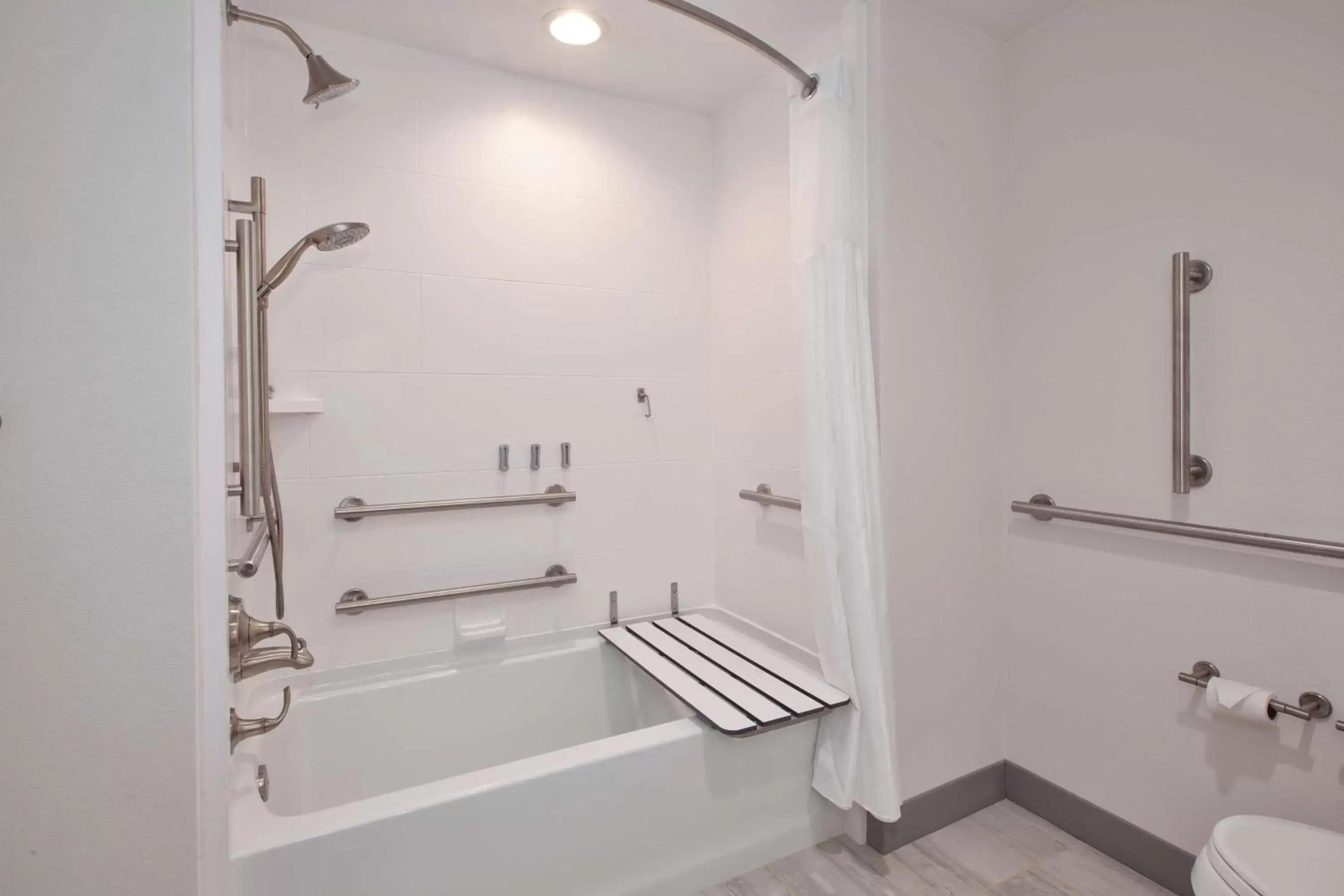 Queen Room with Two Queen Beds - Mobility Accessible with Tub in Hilton Garden Inn Columbus Easton, Oh Queen Room with Two Queen Beds - Mobility Accessible with Tub in Hilton Garden Inn Columbus Easton, Oh