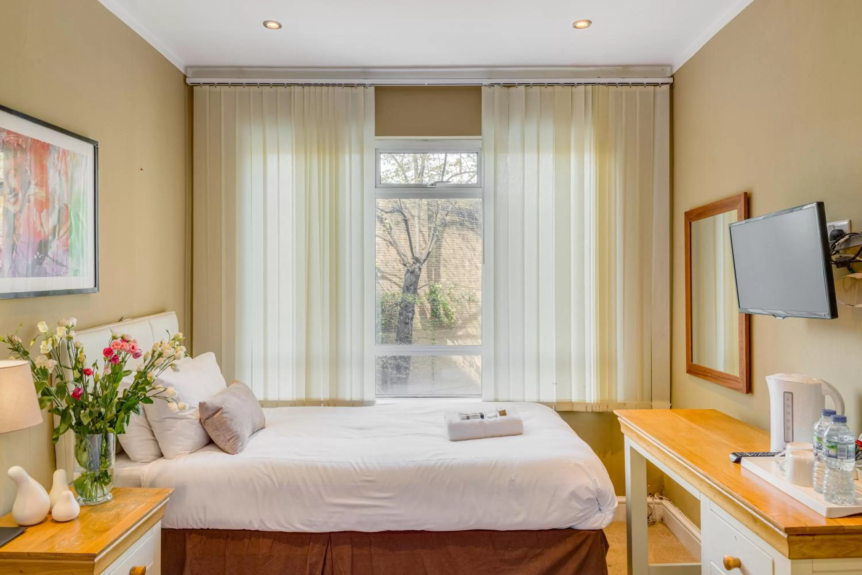 Bed in 1 Lexham Gardens Hotel