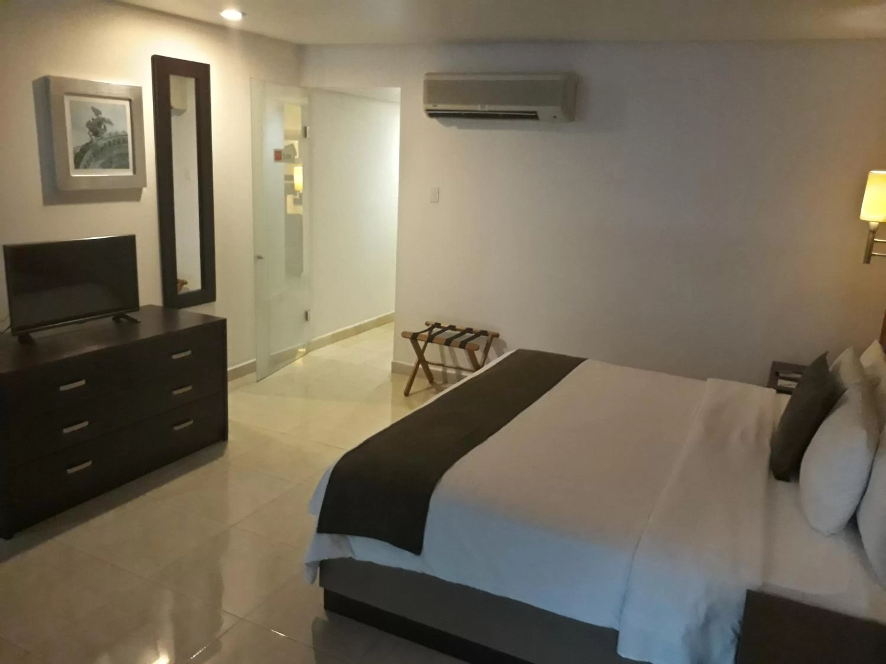 Photo of the whole room, Bed in Hotel & Suites PF