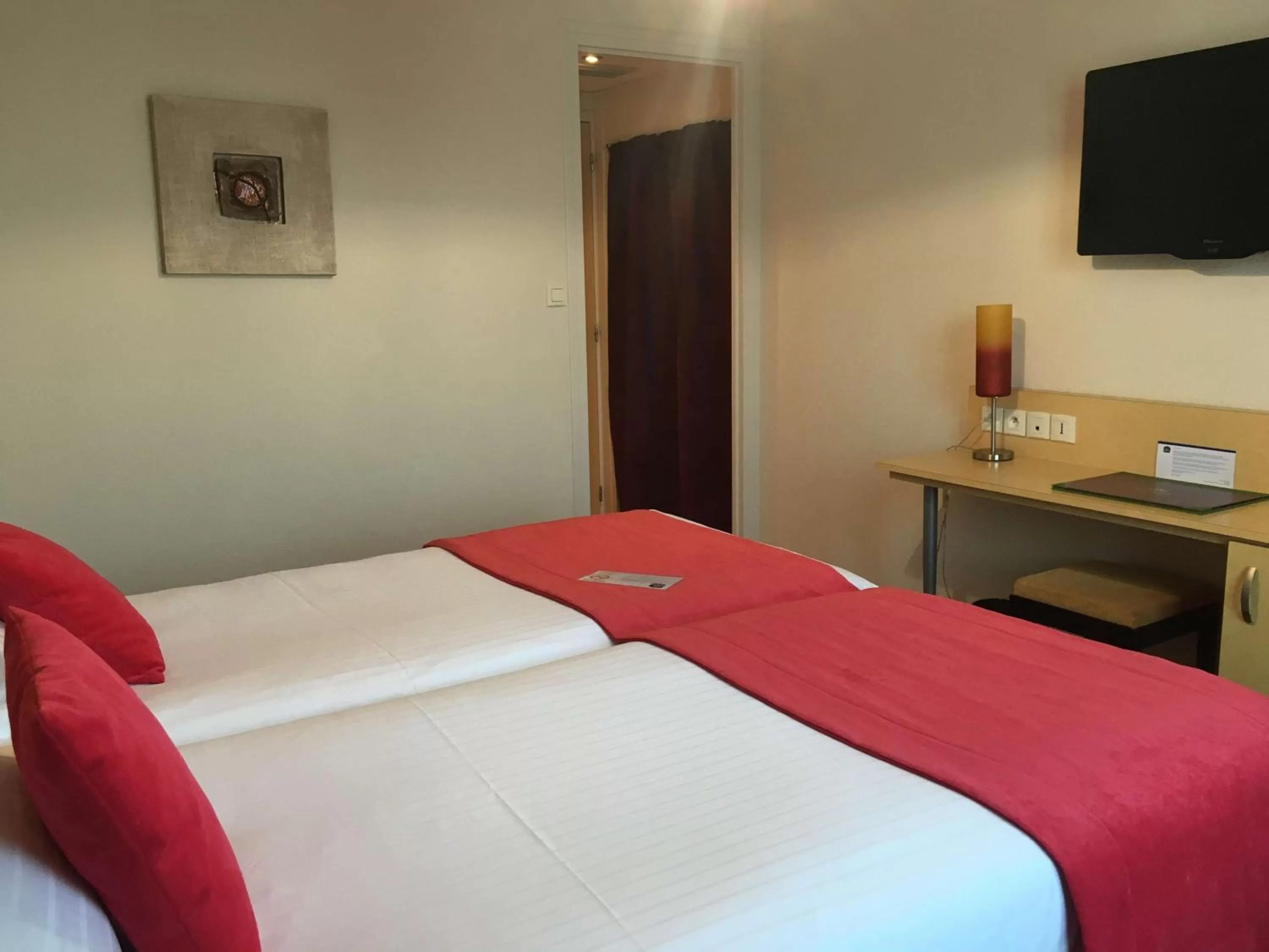 Photo of the whole room, Bed in Best Western Le Vinci Loire Valley