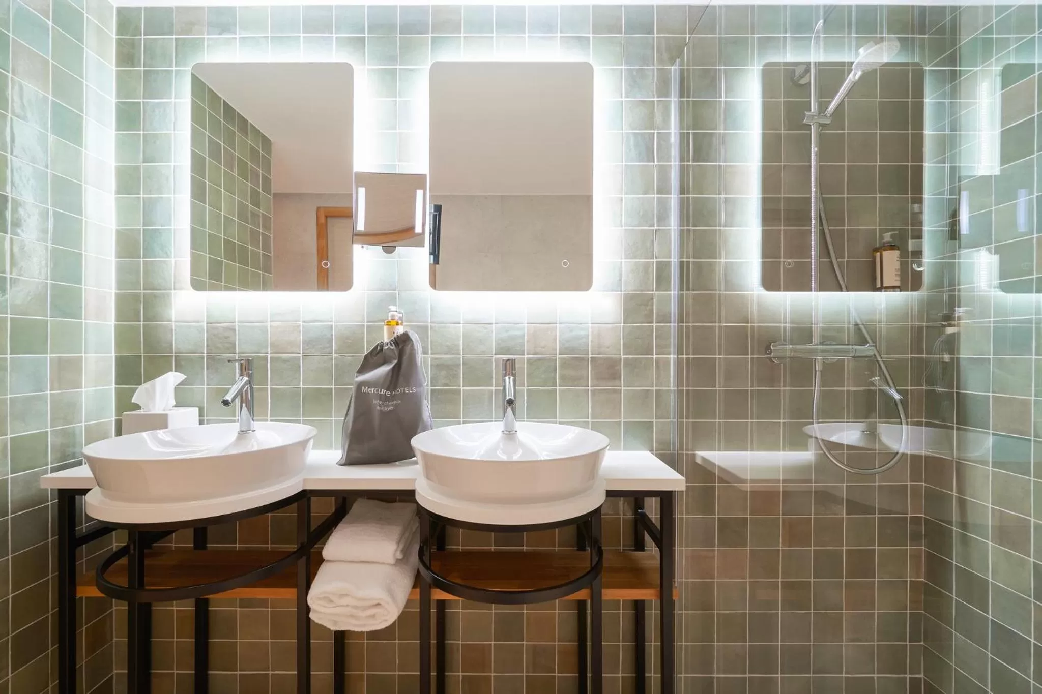 Bathroom in Mercure Avignon Gare TGV