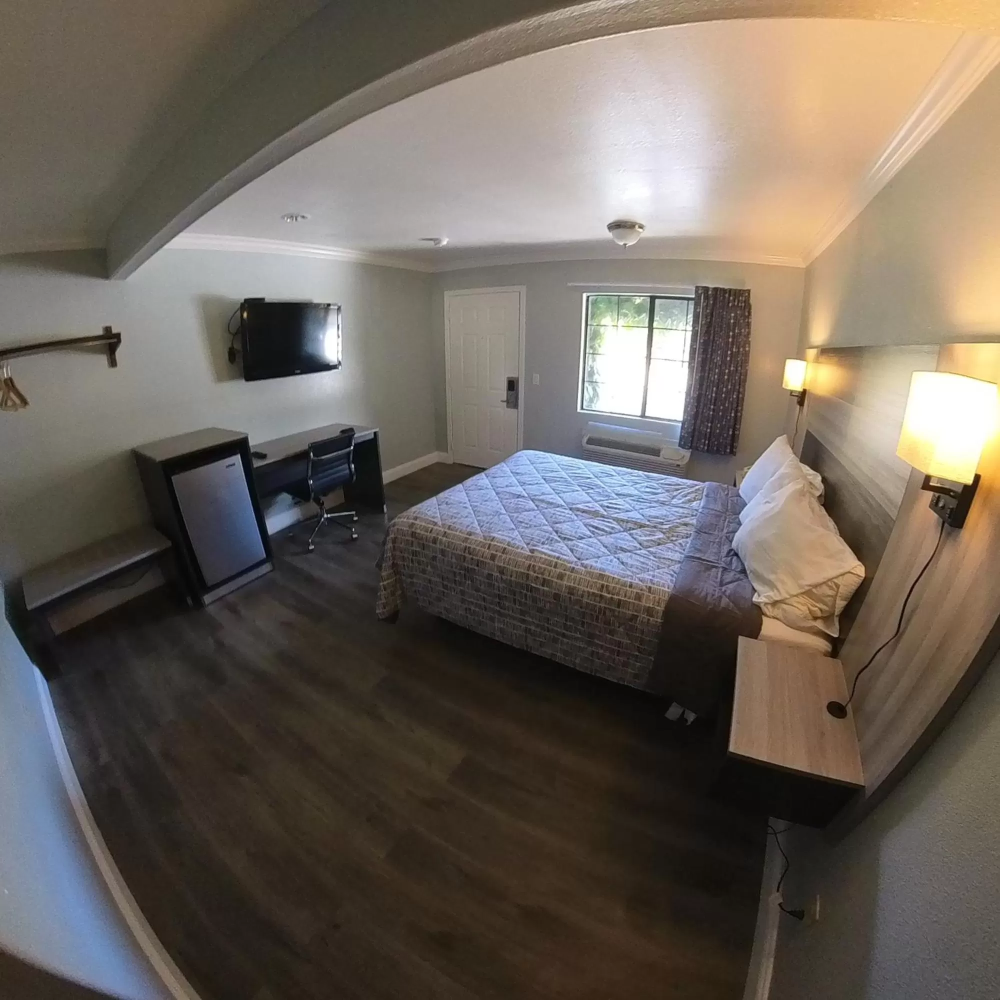 Bed in Monterey Oceanside Inn