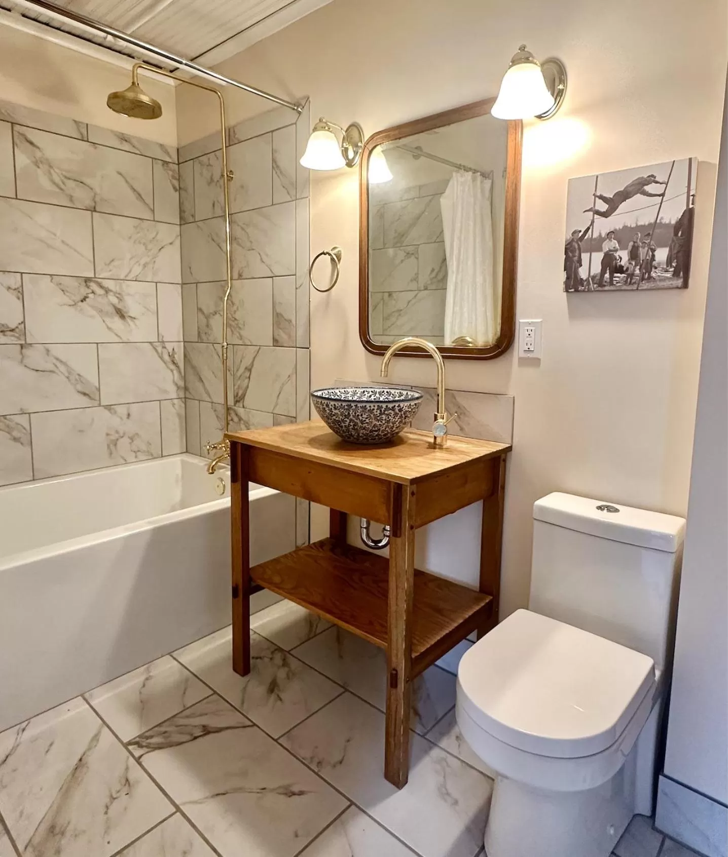 Shower in Orcas Hotel