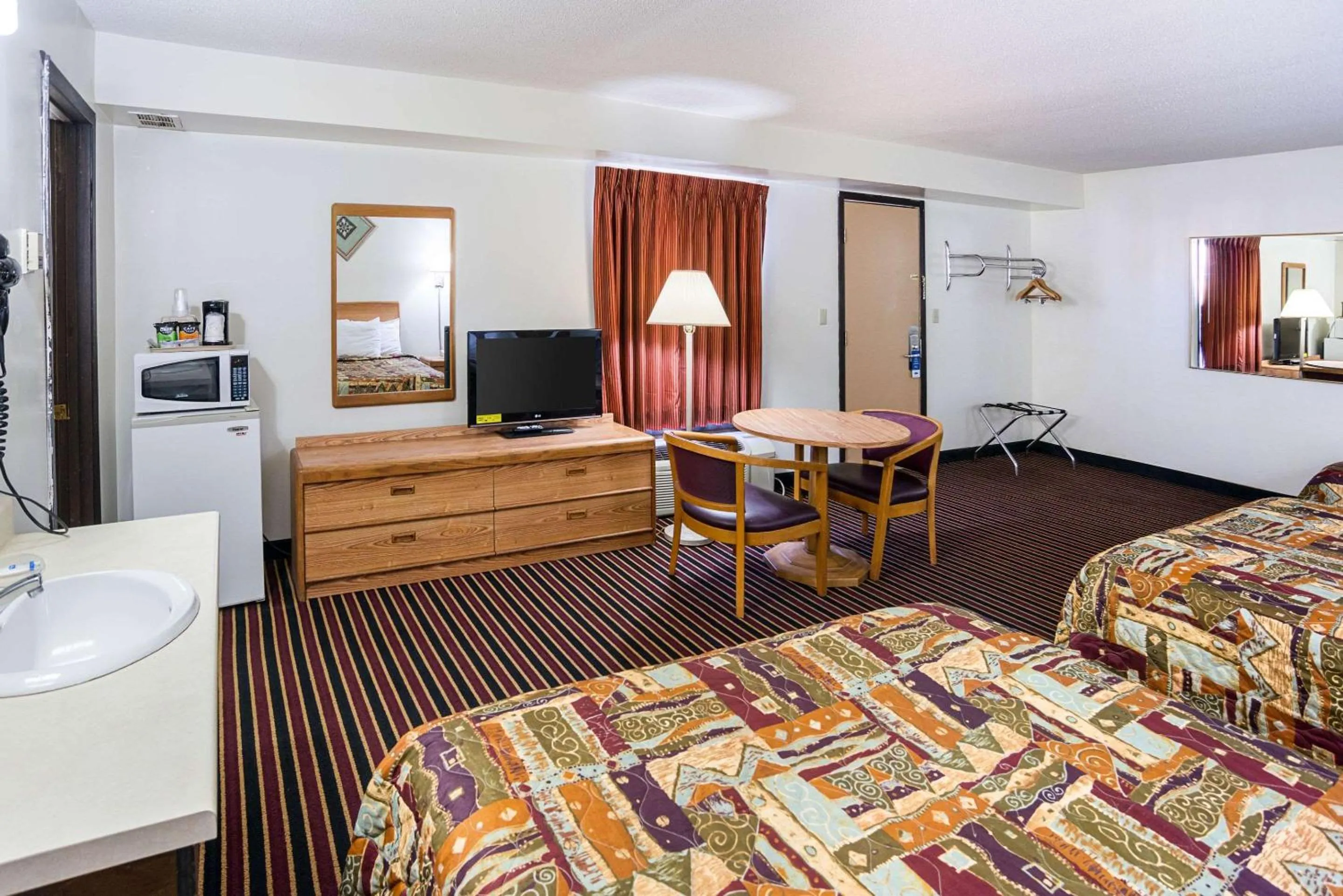 Photo of the whole room, Bed in Rodeway Inn & Suites