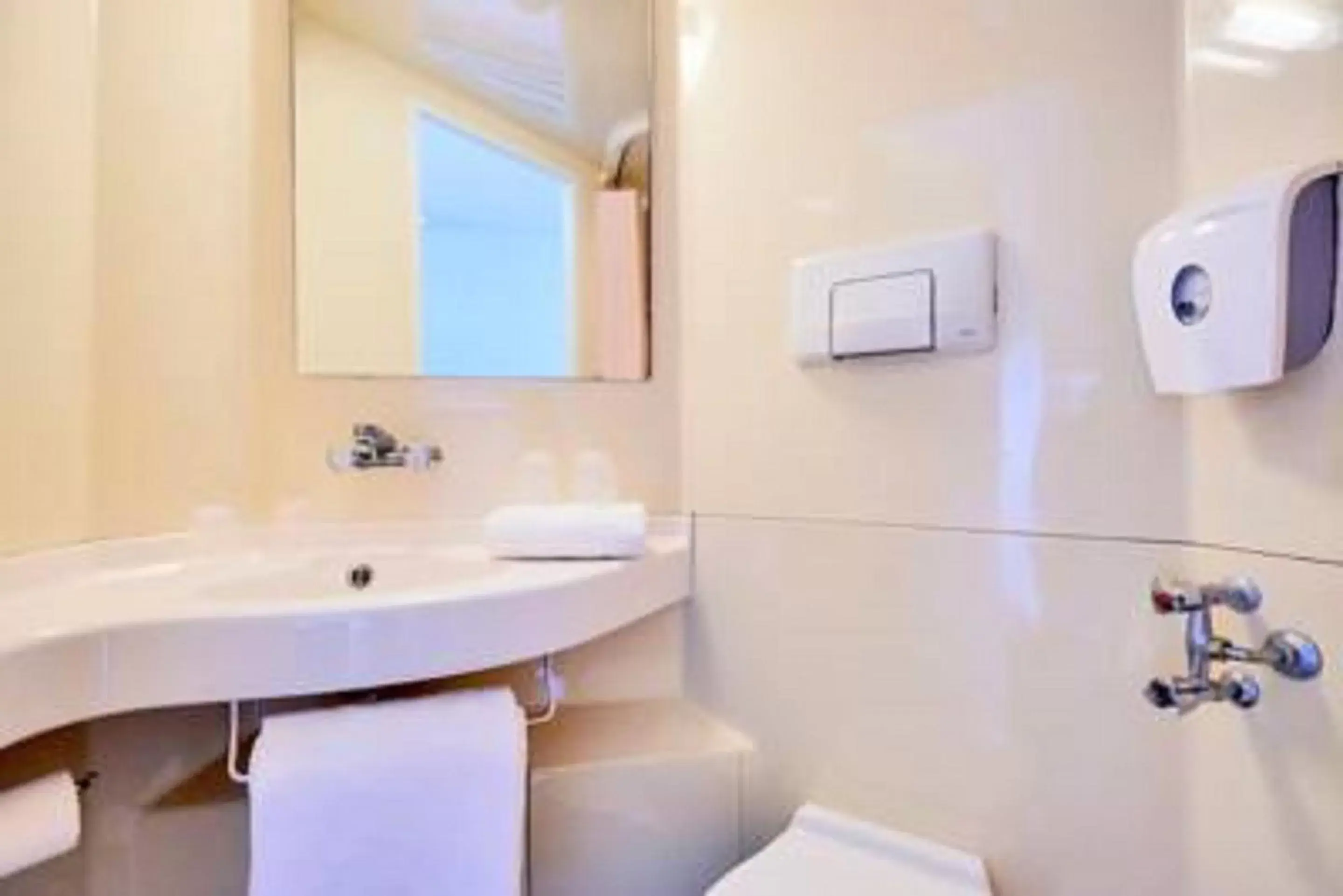 Triple Room in Premiere Classe Lille - Villeneuve d’Ascq - Stade Pierre Mauroy Triple Room in Premiere Classe Lille - Villeneuve d’Ascq - Stade Pierre Mauroy