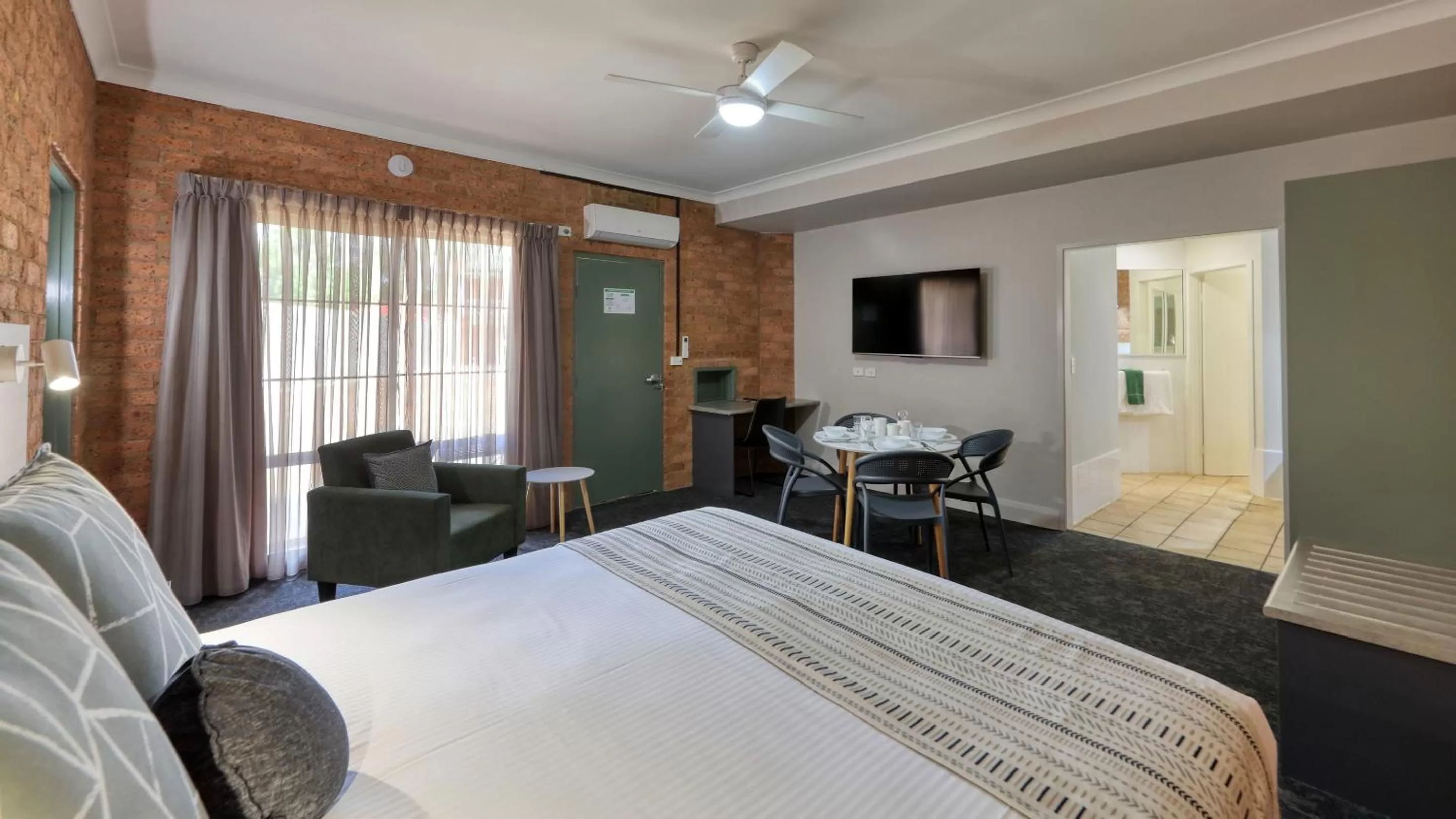 TV and multimedia, Bed in Hamilton Henry Parkes Motor Inn