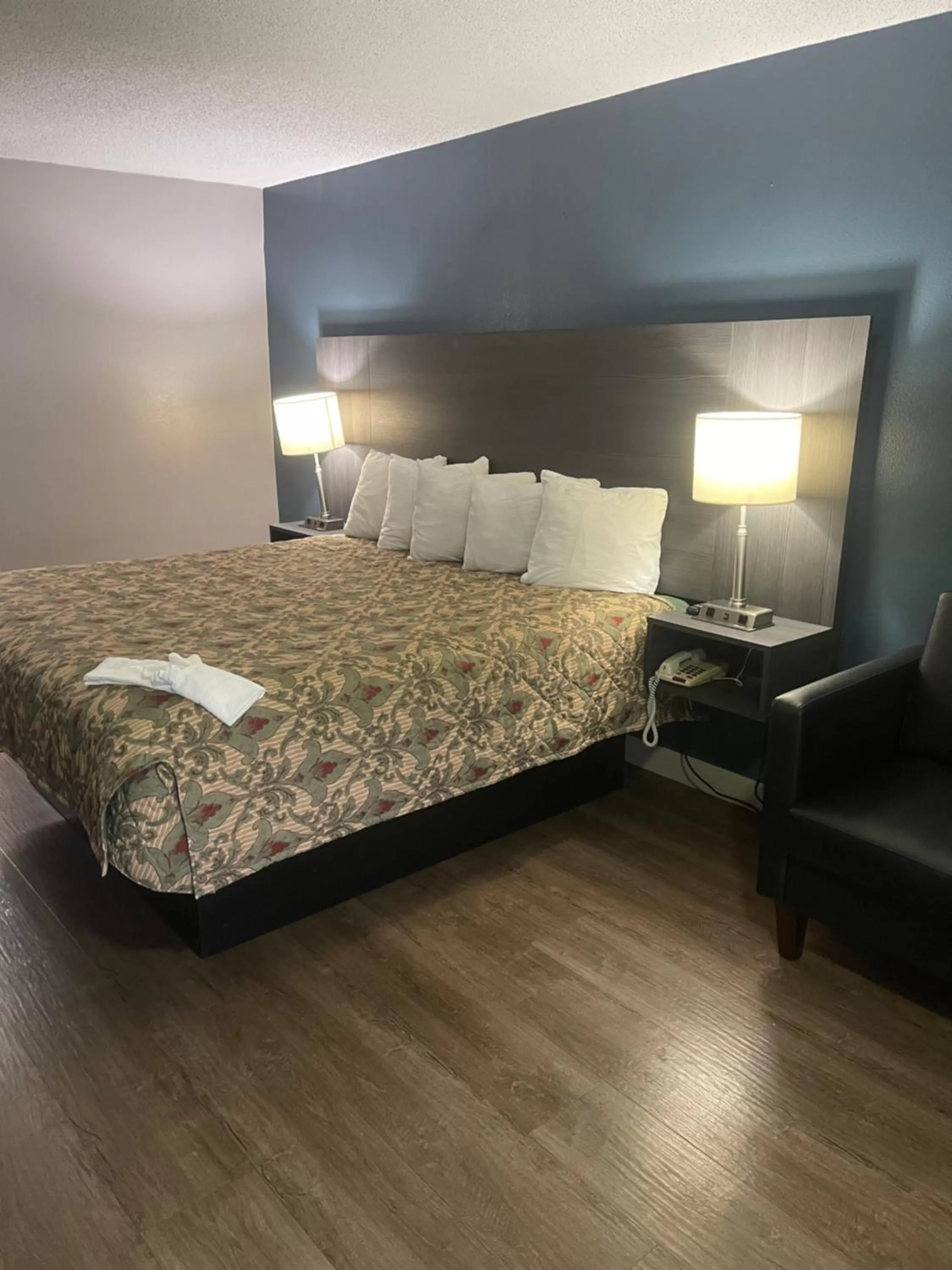 Bed in Days Inn by Wyndham Orange City/Deland