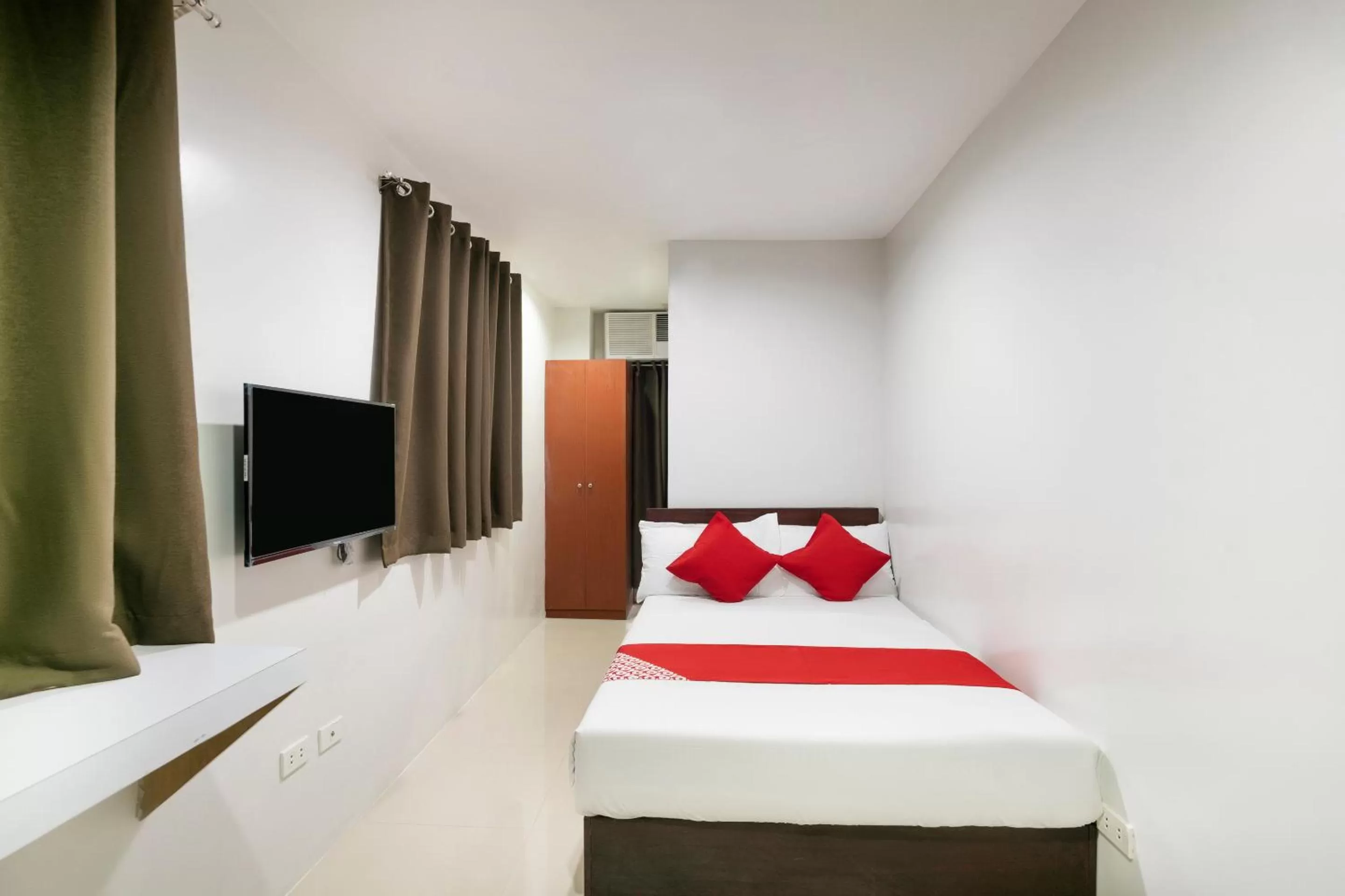 Bedroom, Bed in ELTI DORMITEL by BLUEBOOKERS