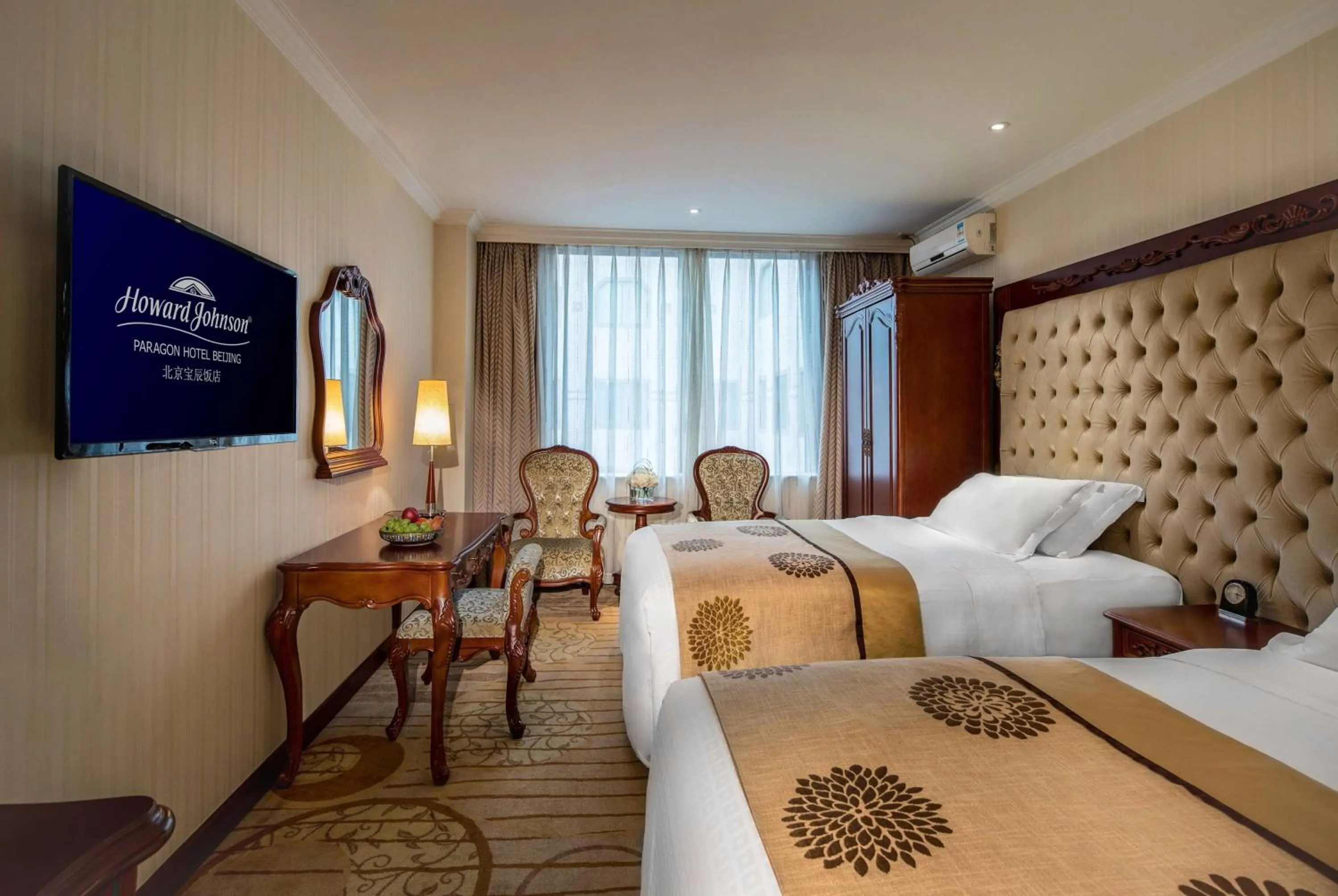 Photo of the whole room, Bed in Howard Johnson Paragon Hotel Beijing