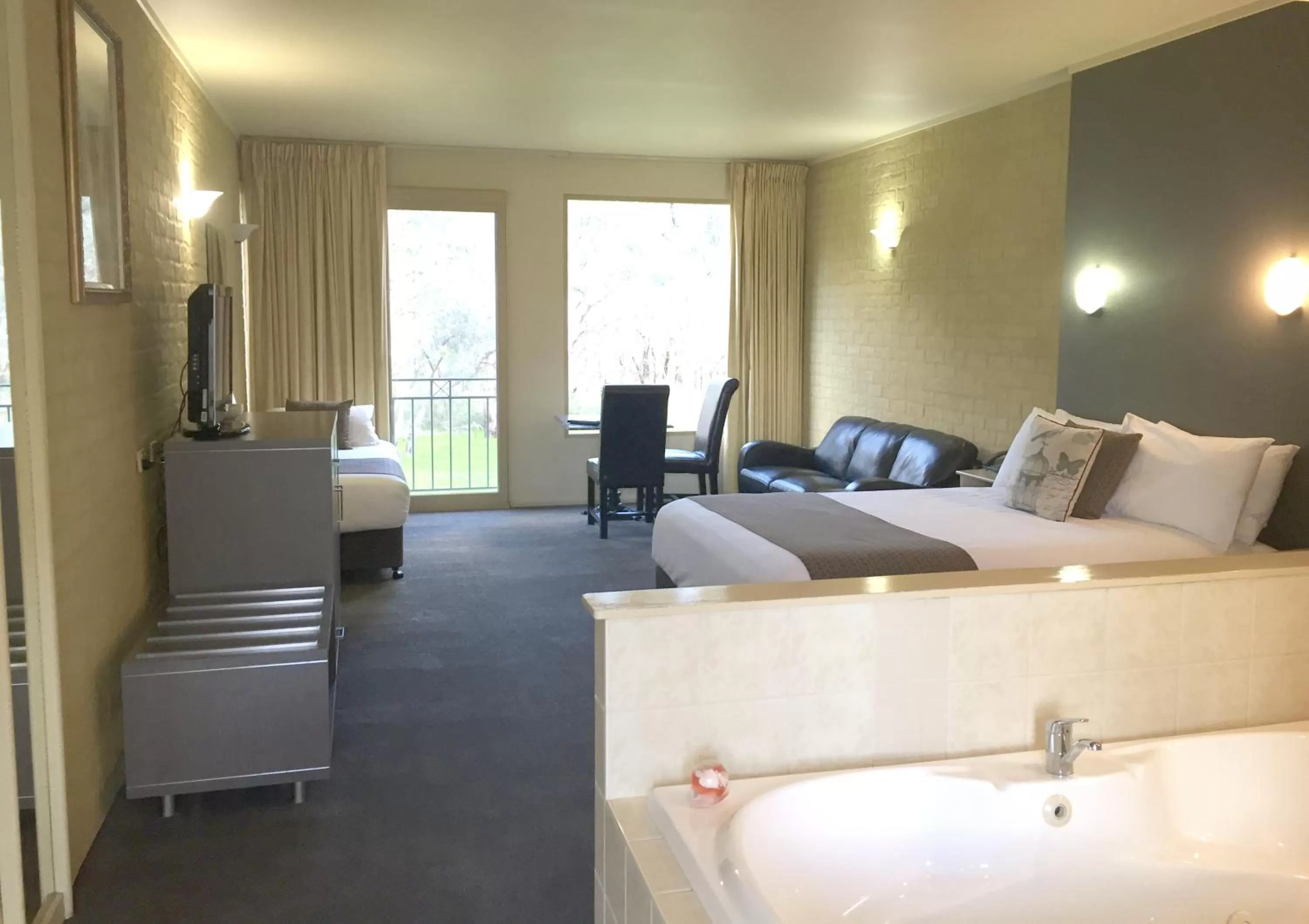 Comfort Twin Room with Spa Bath in Madison Spa Motel - Adults Only