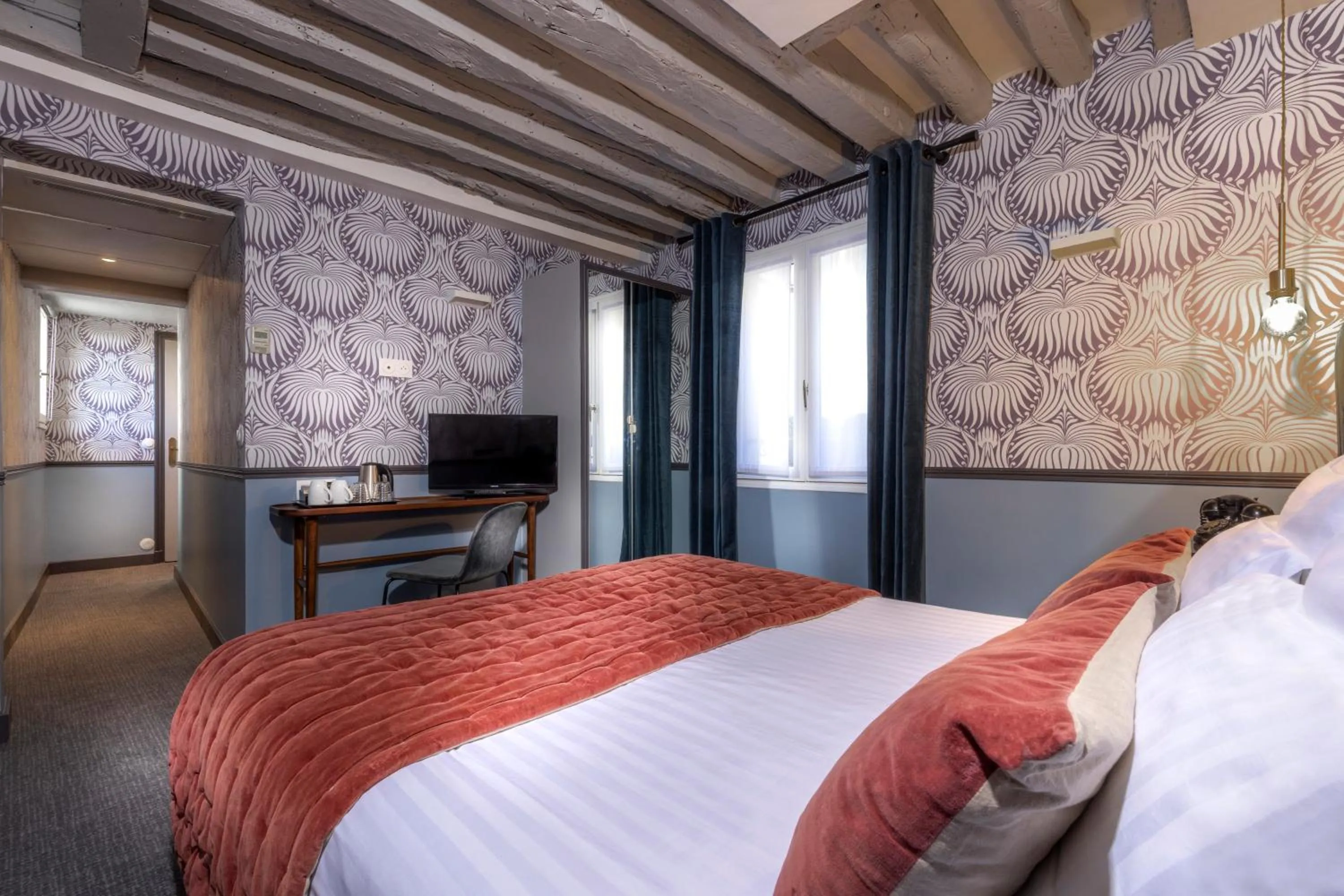 Bedroom, Bed in Dauphine Saint Germain