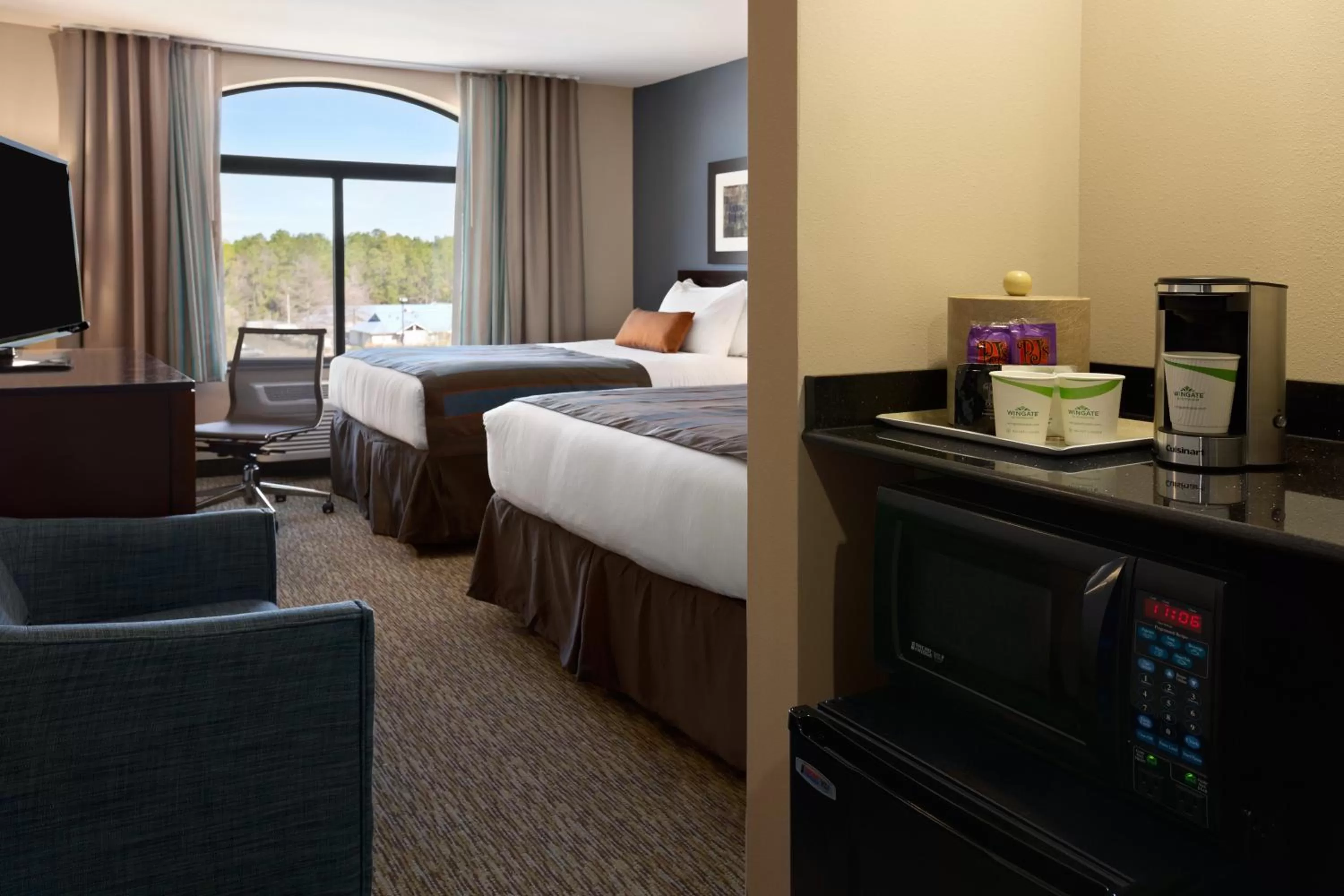 Photo of the whole room, Bed in Wingate Slidell New Orleans