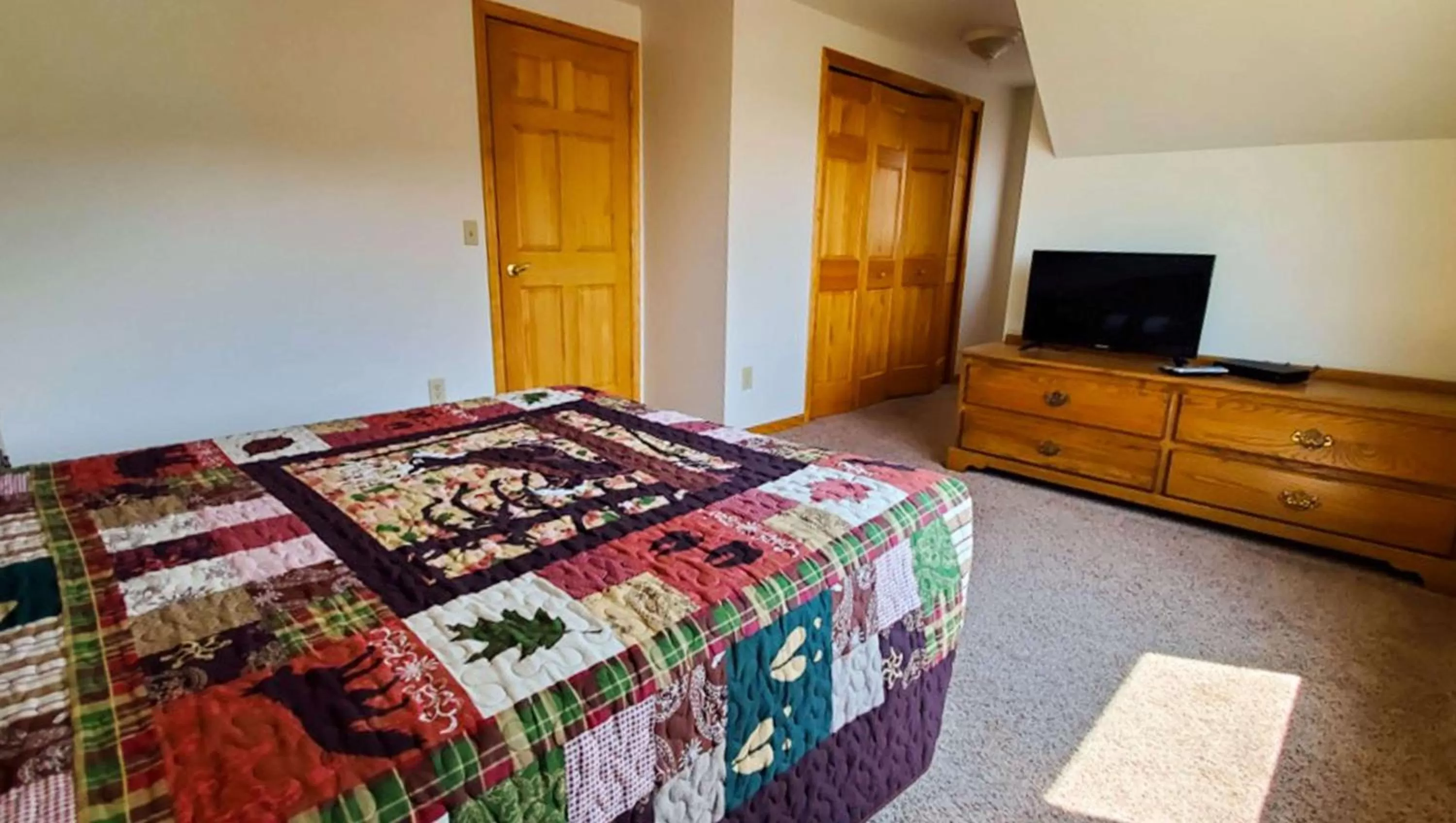 Photo of the whole room, Bed in Jasper Ridge Inn Ishpeming