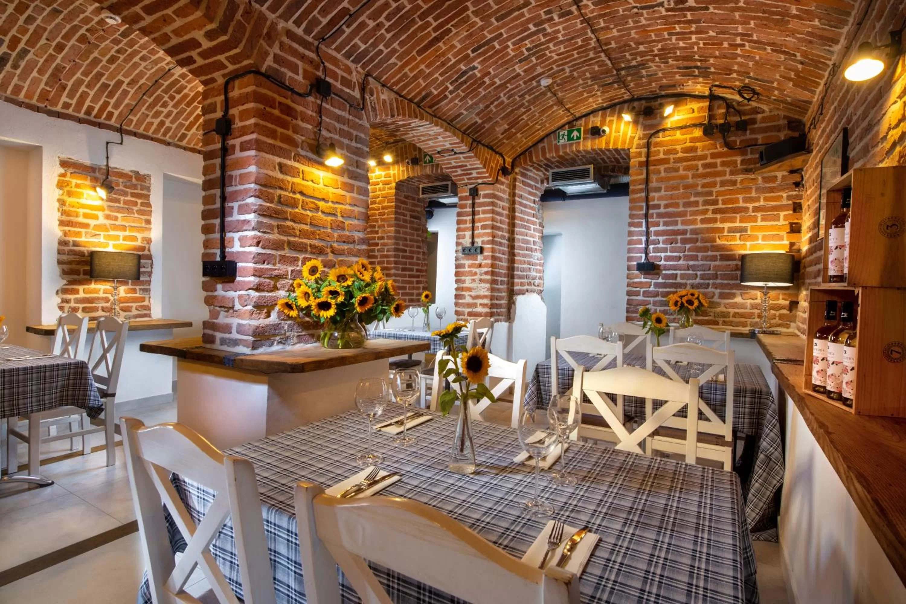 Restaurant/places to eat in Plaza Boutique Hotel