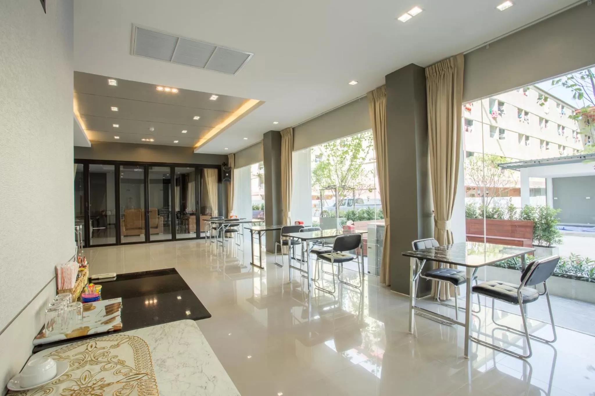 Restaurant/places to eat in Grand Inter Hotel