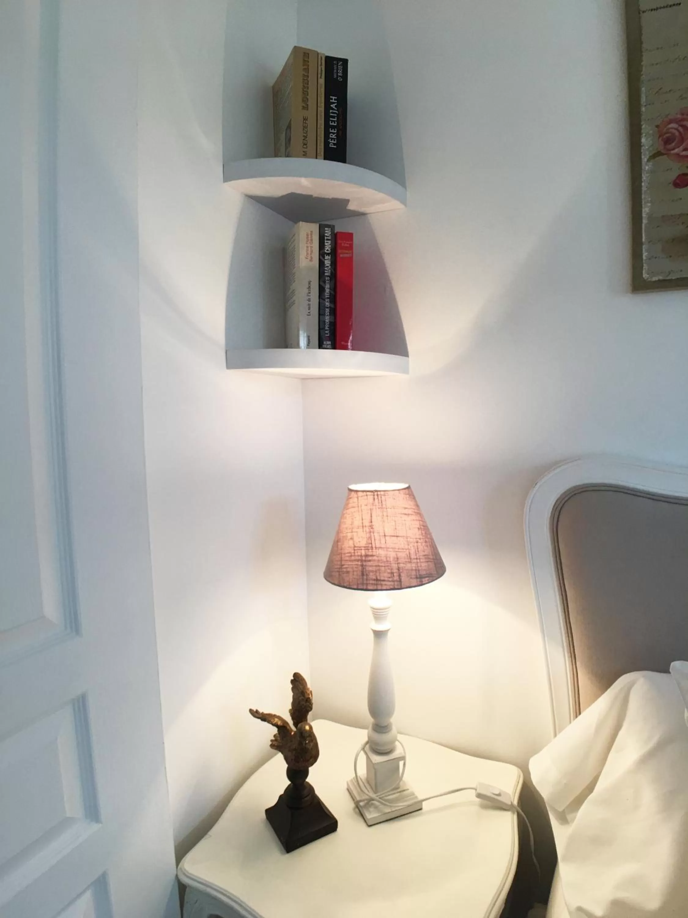 Bedroom, Bed in La Romance et la Romanesque