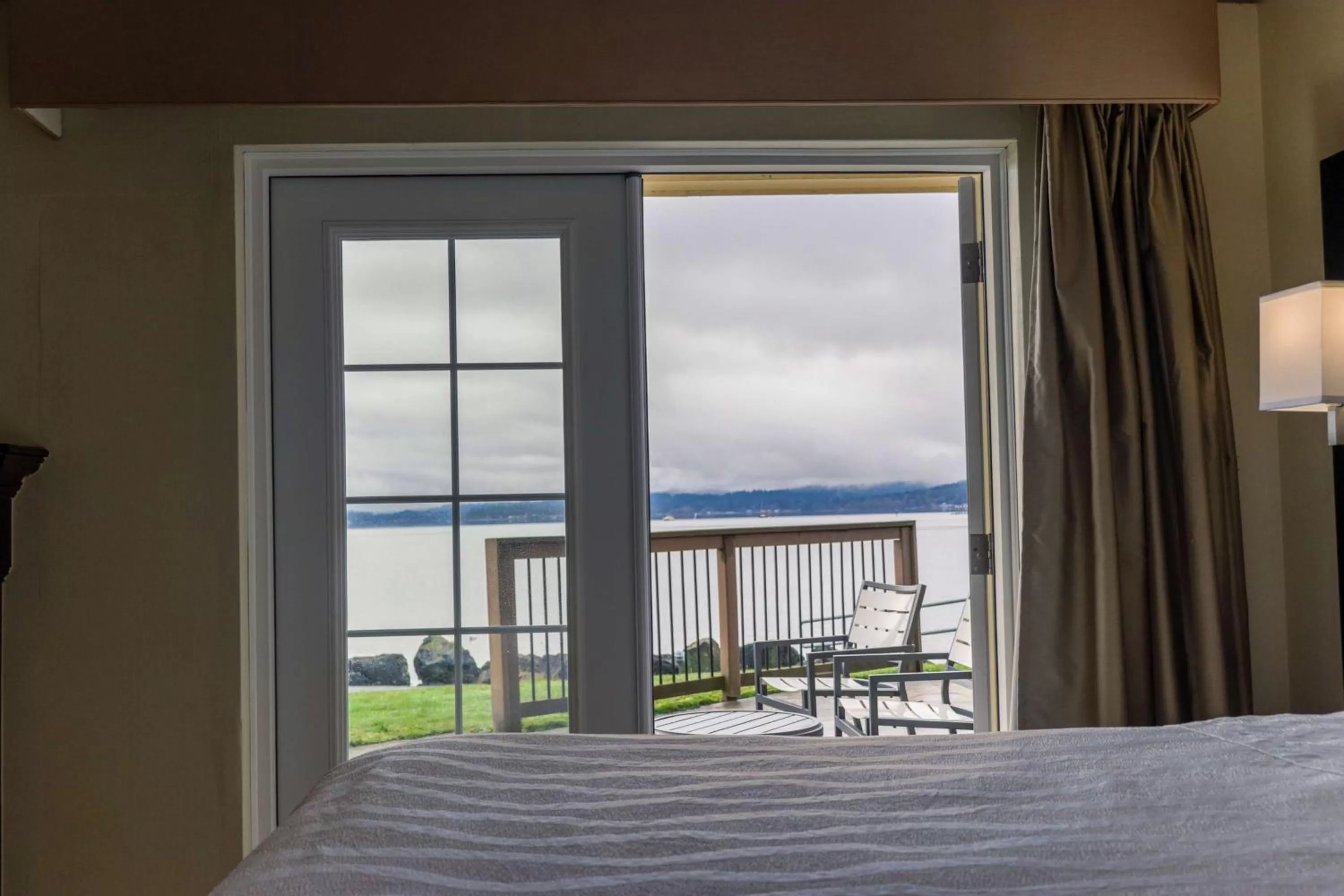 View (from property/room), Bed in Best Western Plus Silverdale Beach Hotel