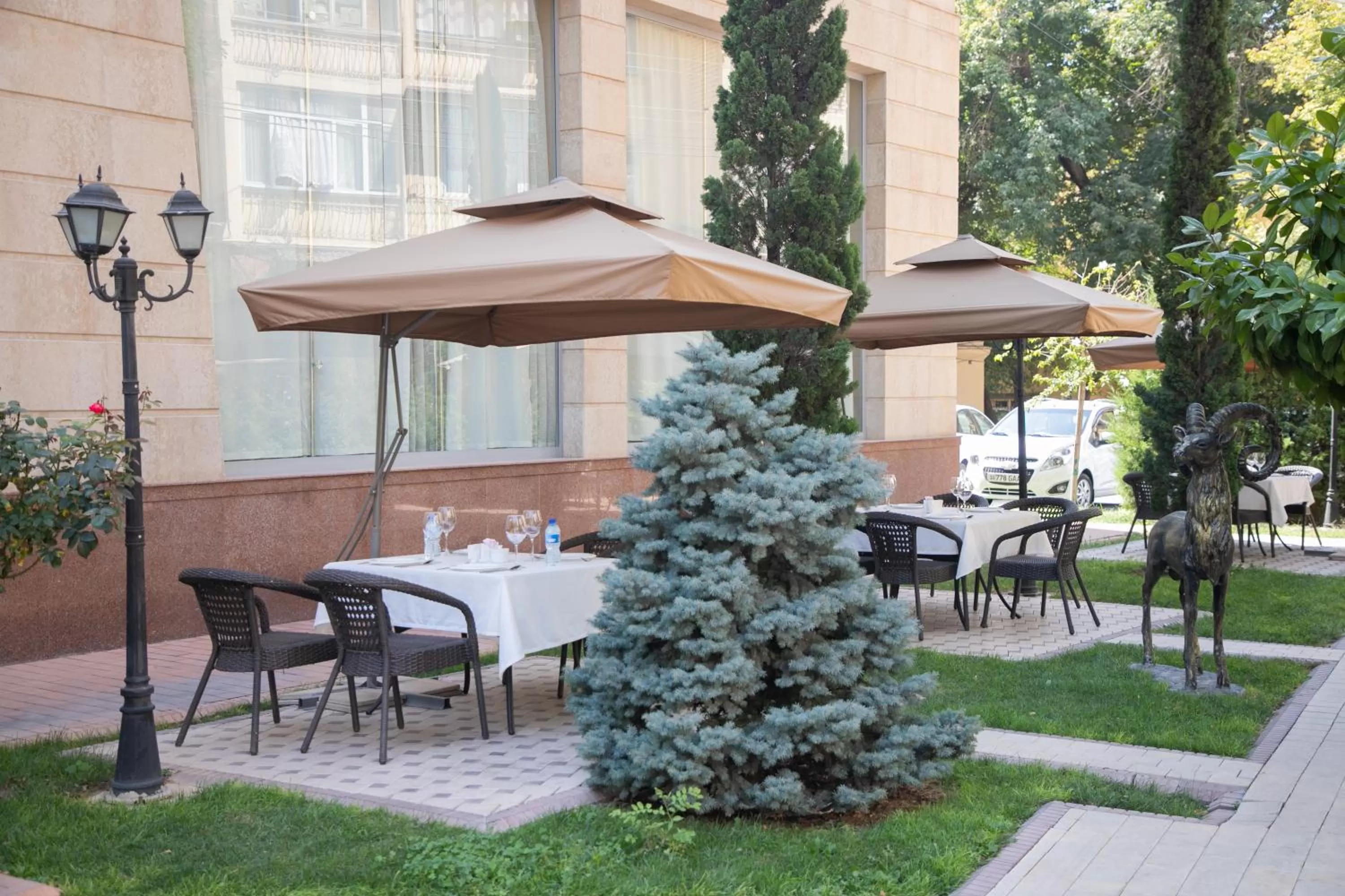 Restaurant/places to eat in Gloria Hotel