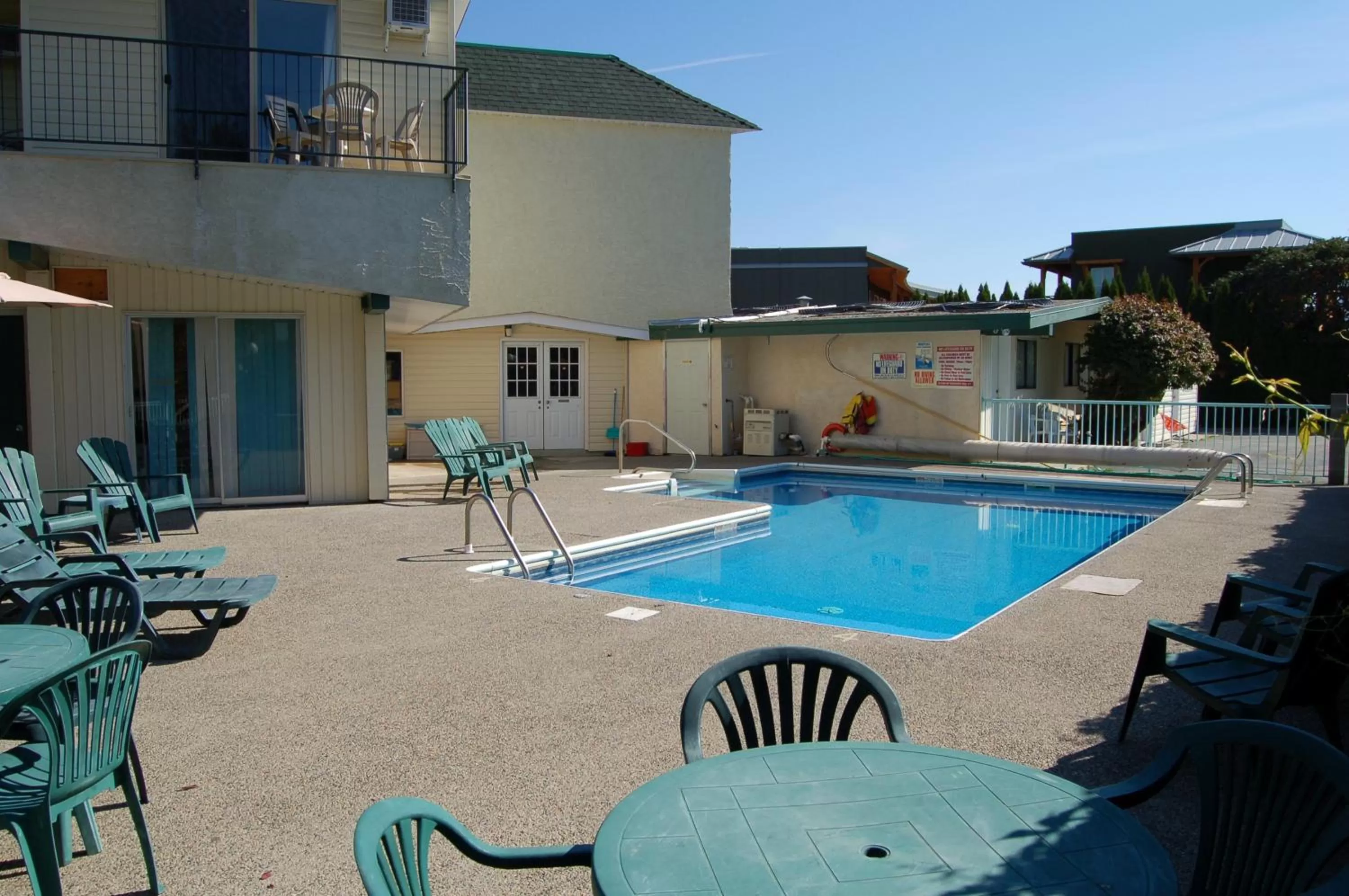 Swimming pool in Summerland Motel