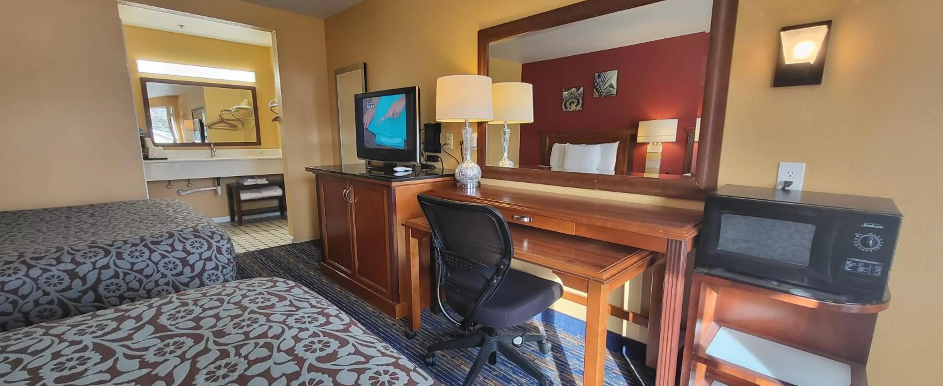 TV and multimedia, Bed in Olympic Inn & Suites Port Angeles