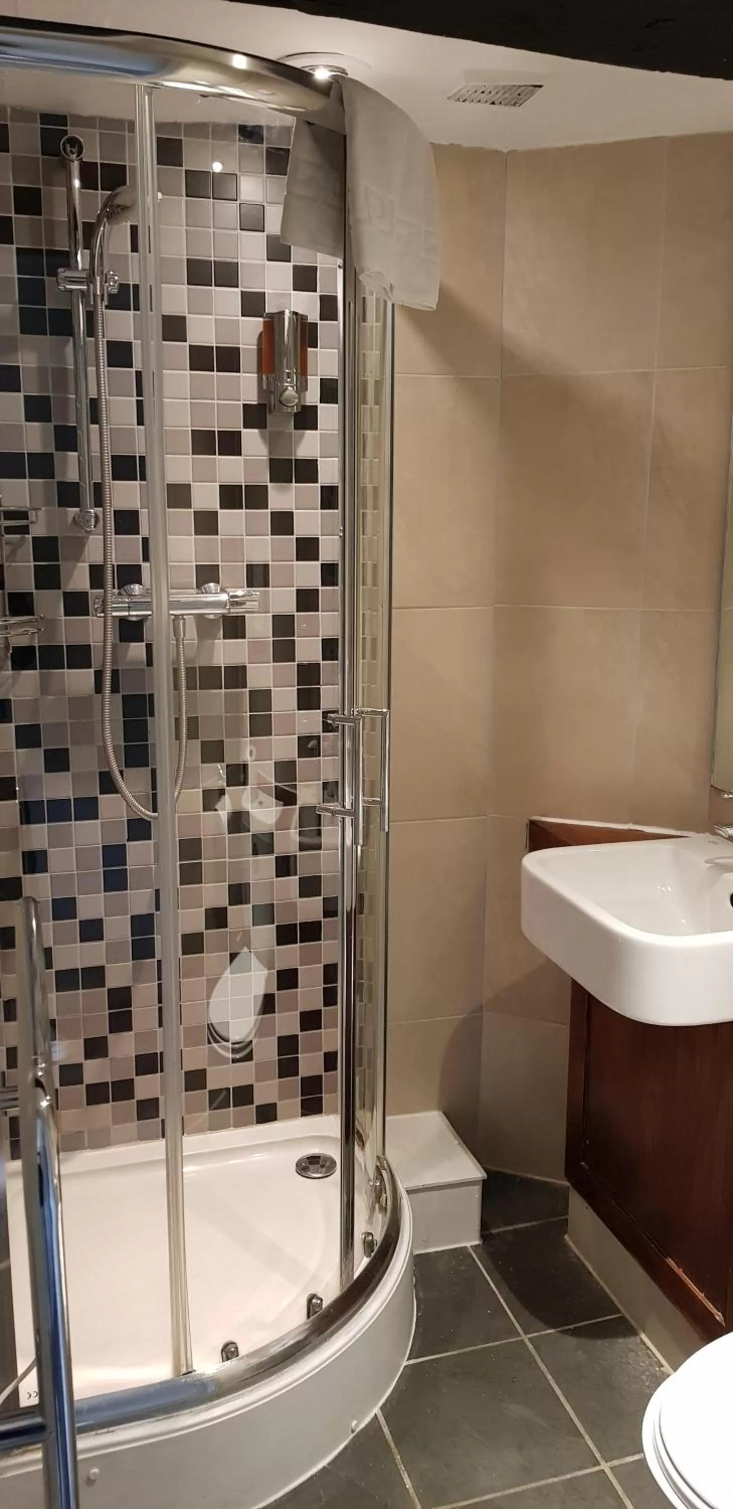 Bathroom in The Kings Arms Hotel