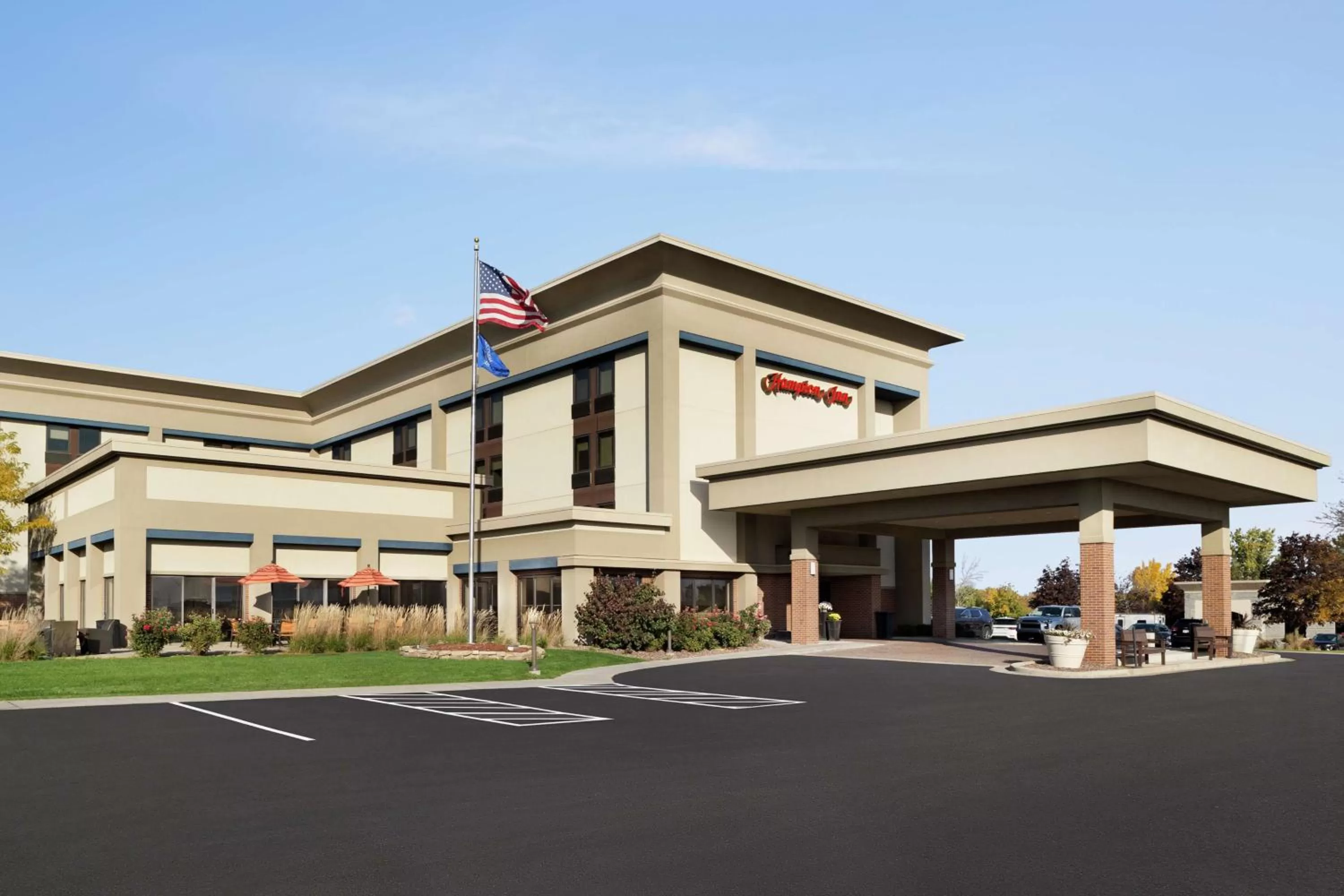 Property building in Hampton Inn Milwaukee Brookfield