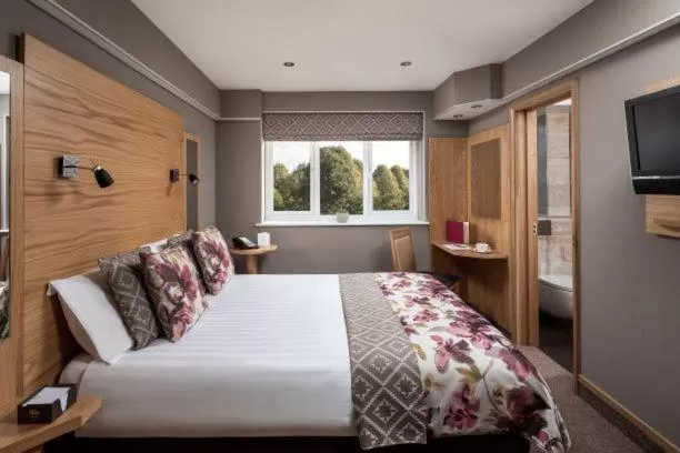 Bed in Fairlawns, Hotel And Spa