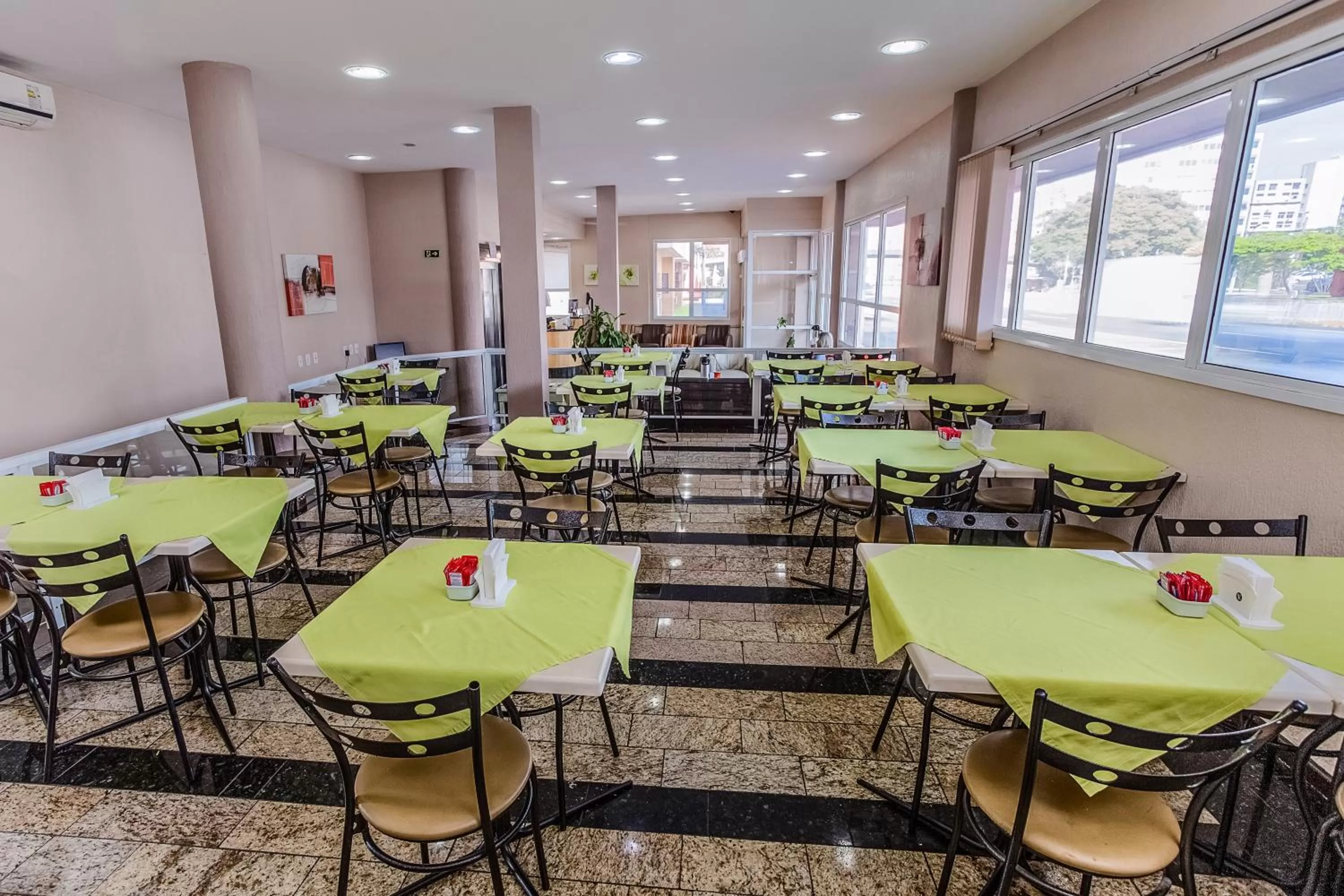 Restaurant/places to eat in Hotel Express Canoas