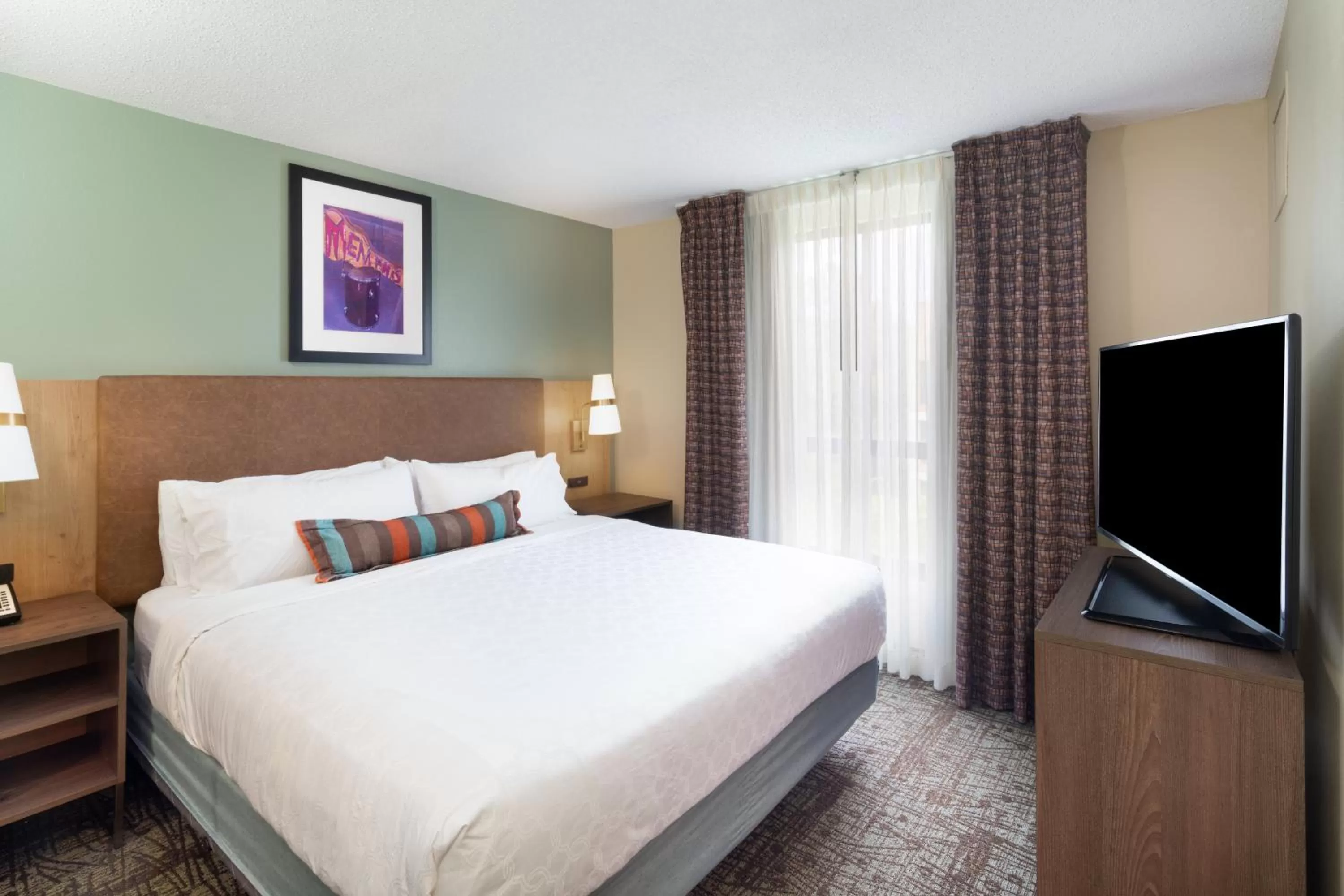 Bed in Staybridge Suites Memphis-Poplar Ave East by IHG
