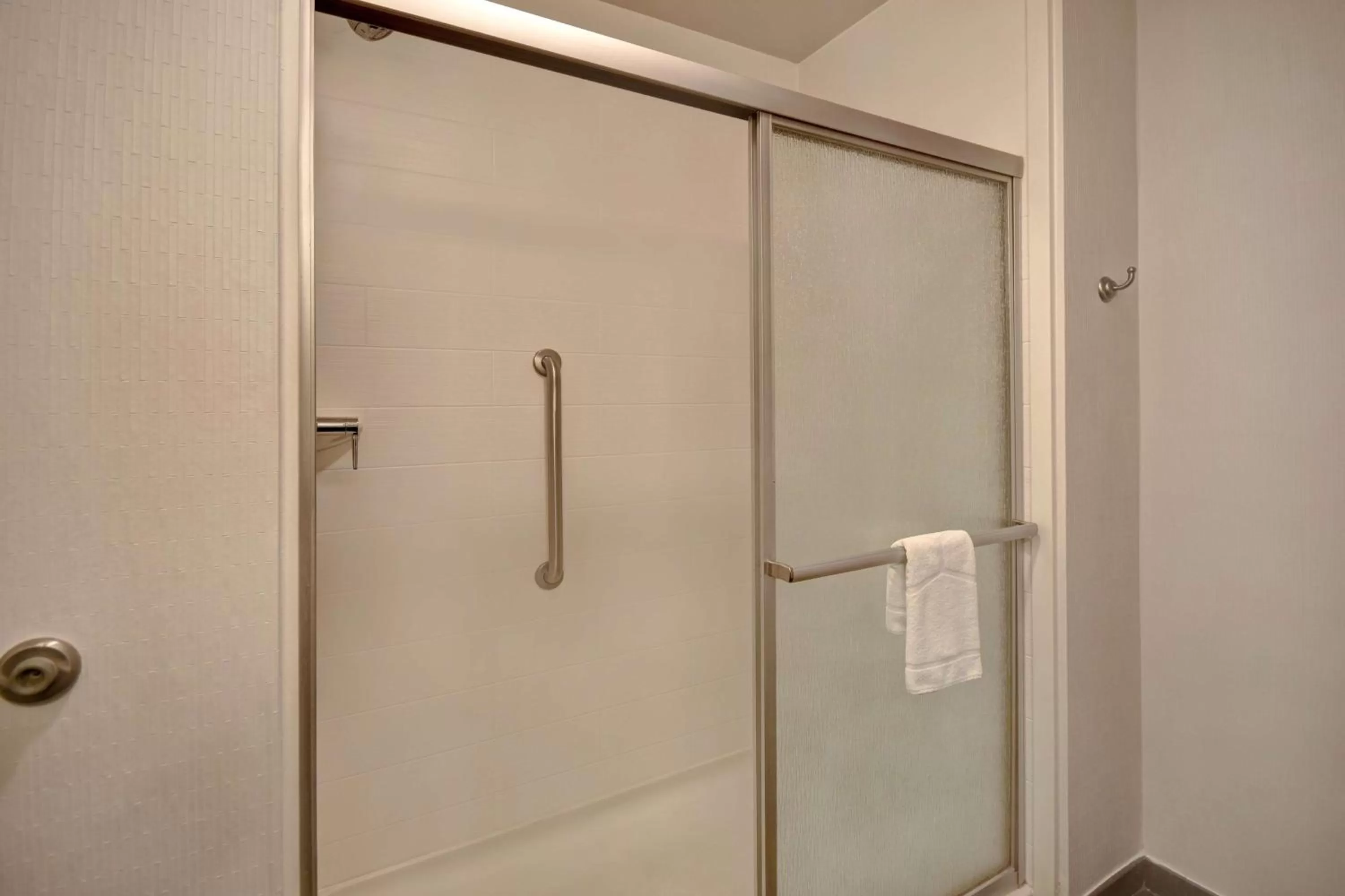 Bathroom in Hampton Inn & Suites Columbia South Fort Meade Area