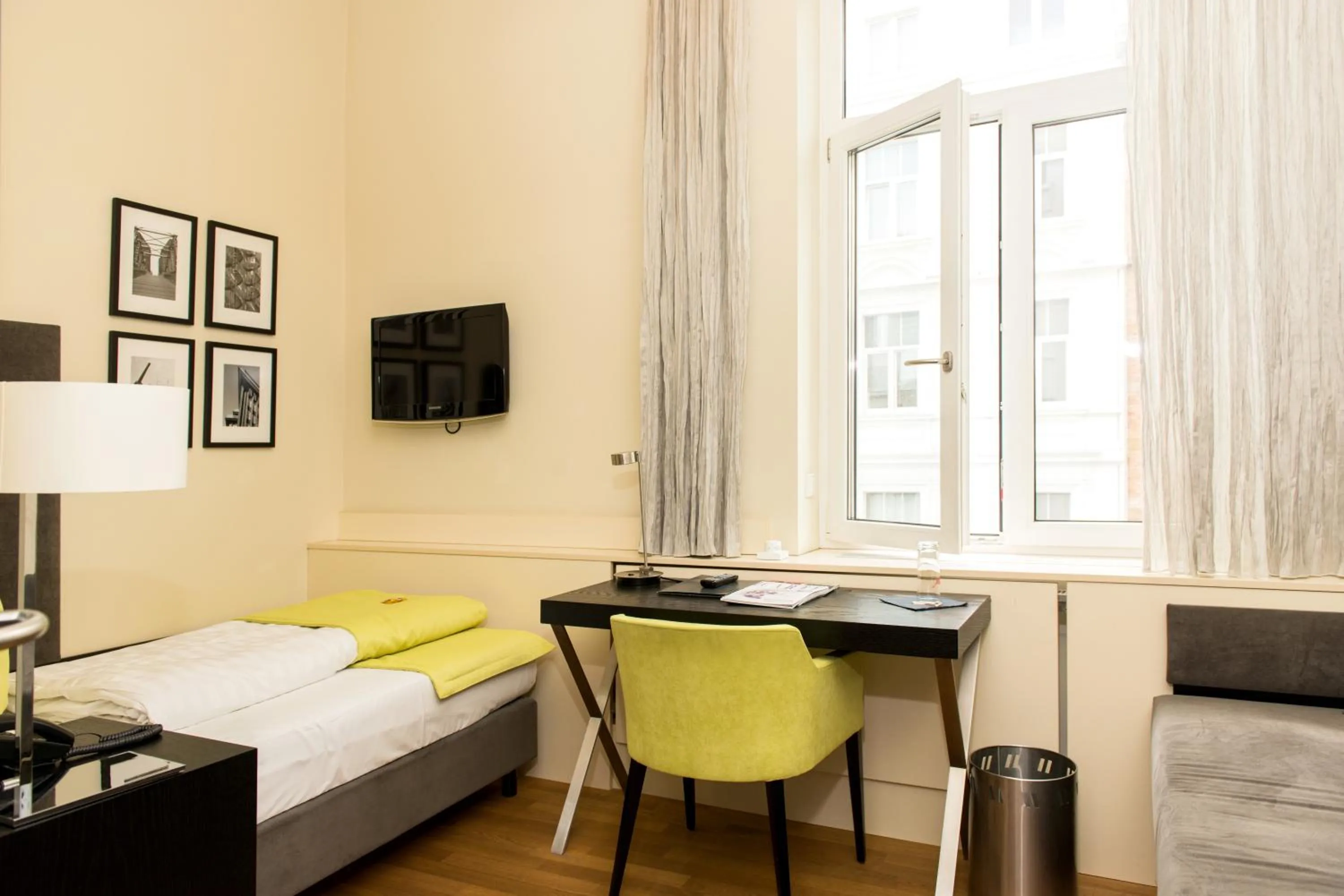 Photo of the whole room, Bed in Hotel Hamburger Hof