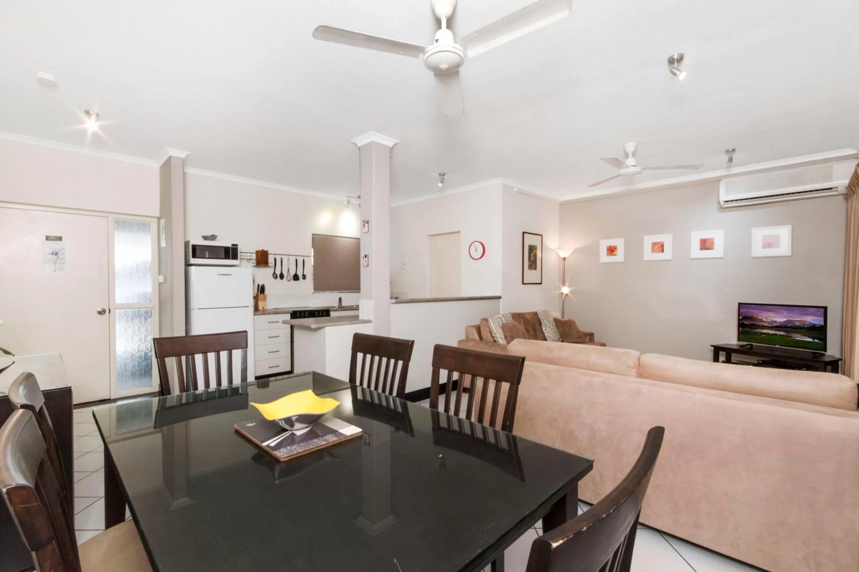 Dining area in Nimrod Resort Apartments