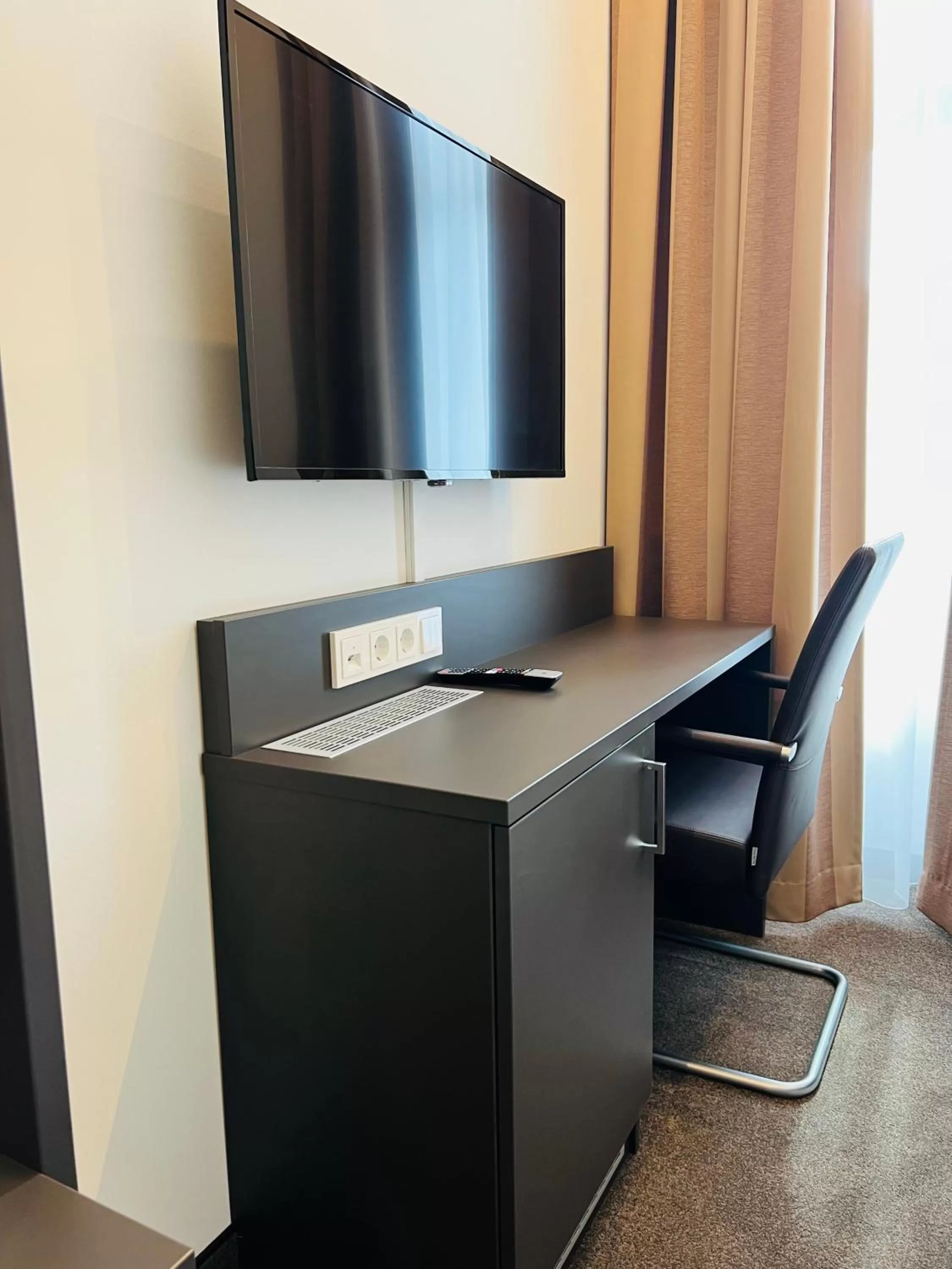 TV and multimedia, TV/Entertainment Center in The Monument Hotel - BW Signature Collection