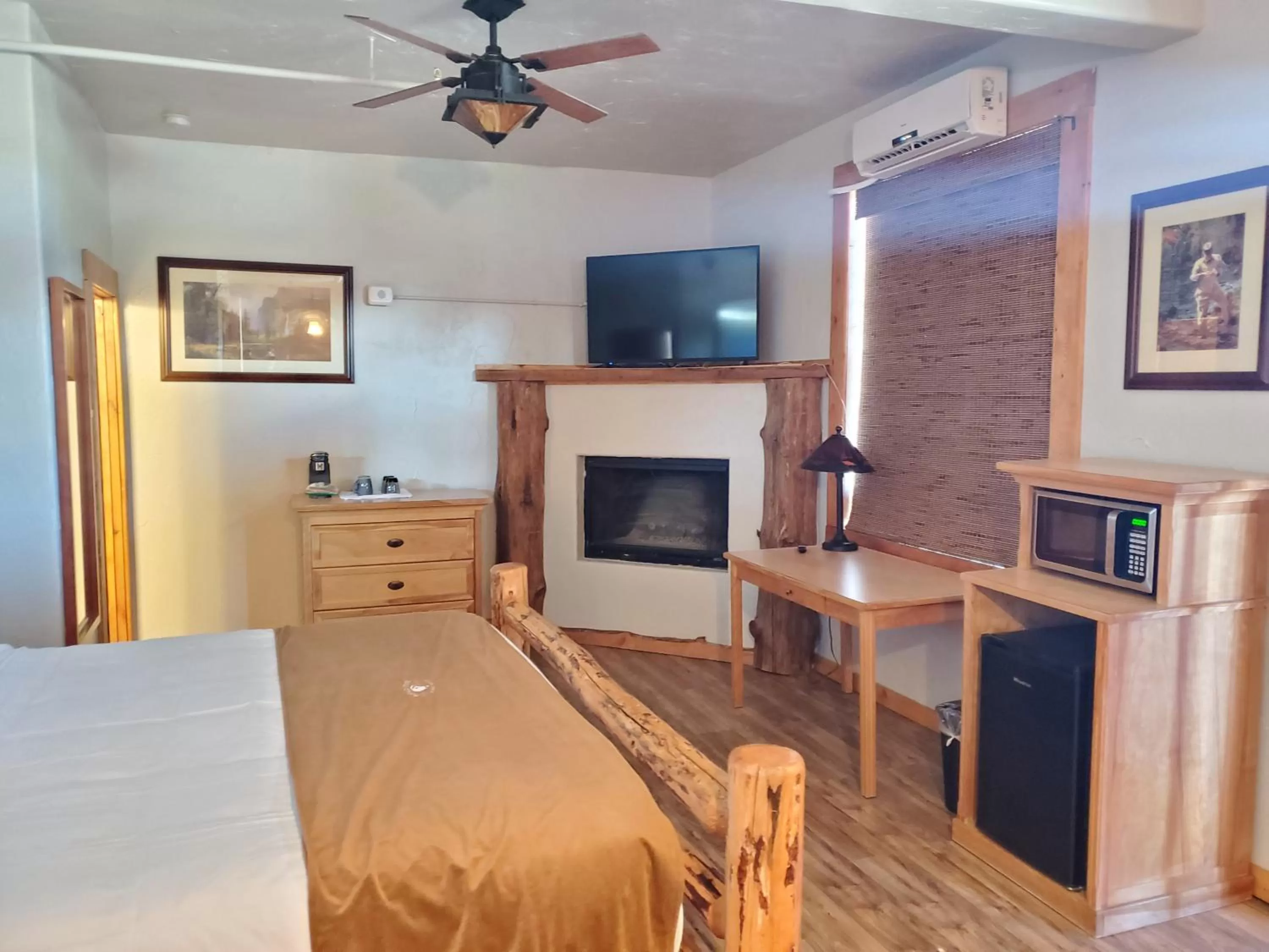 Photo of the whole room, Bed in Buffalo Lodge of Bigfork