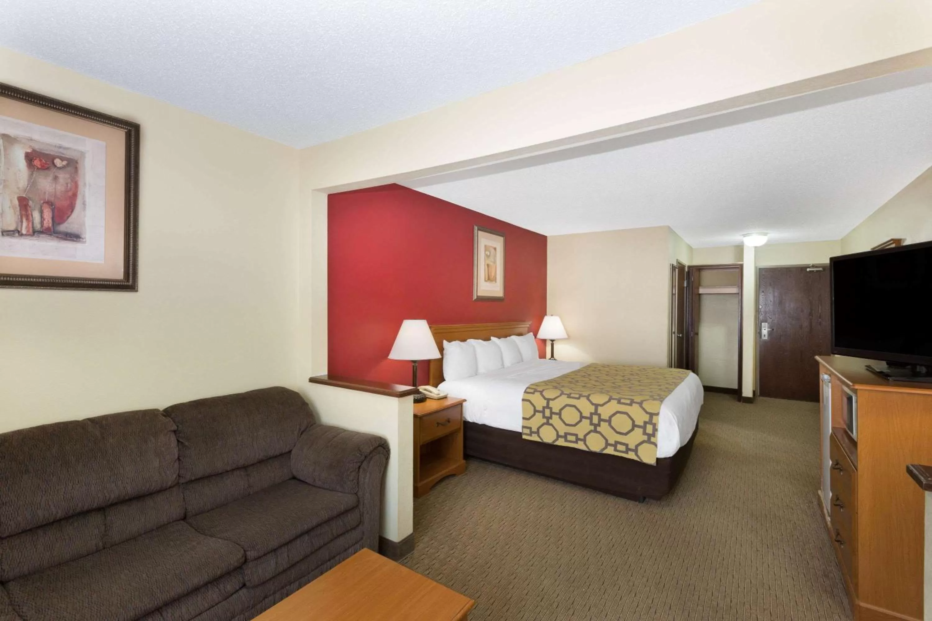 Photo of the whole room, Bed in Baymont by Wyndham Fort Dodge