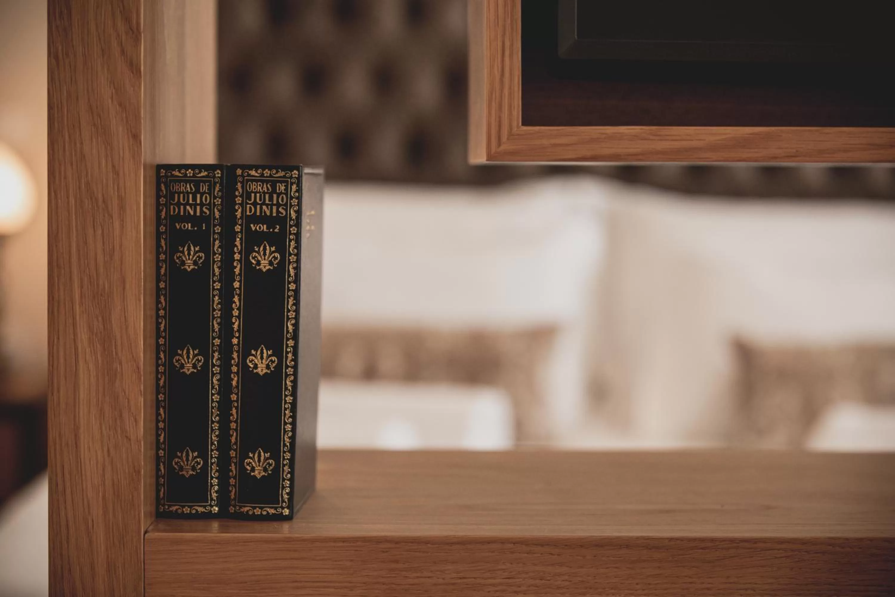 Decorative detail, TV/Entertainment Center in viterbo'8 - The Artists House