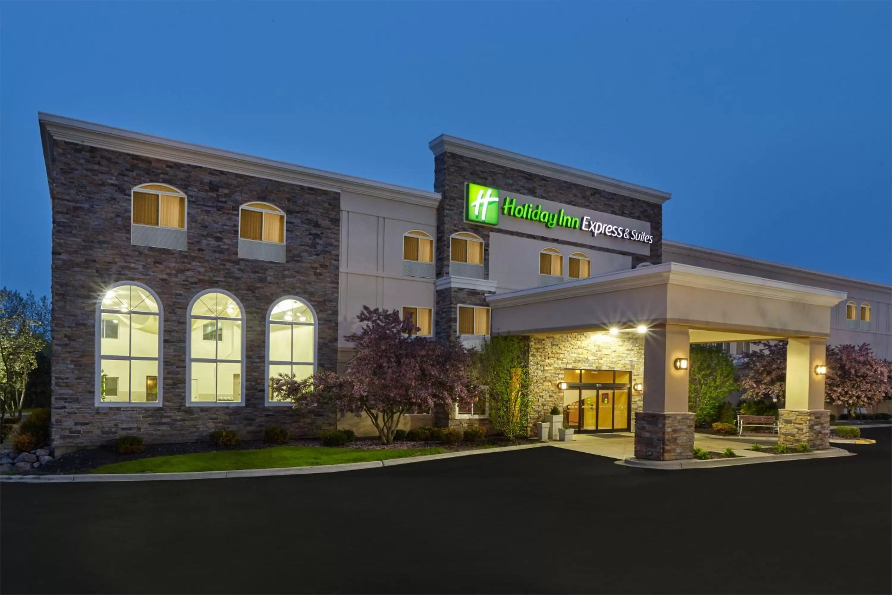 Property building in Holiday Inn Express & Suites Chicago-Libertyville by IHG