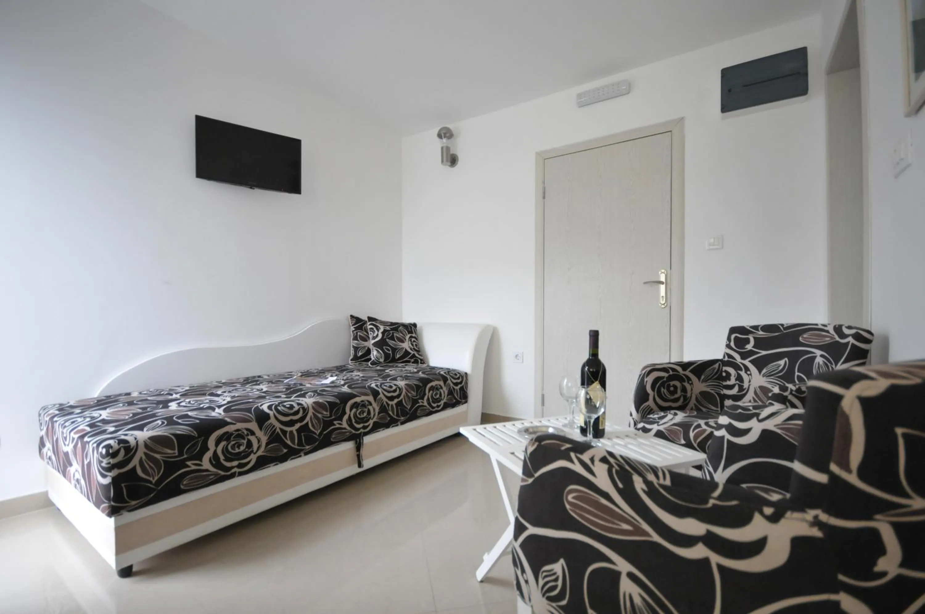 Seating area, Bed in Hotel Oaza