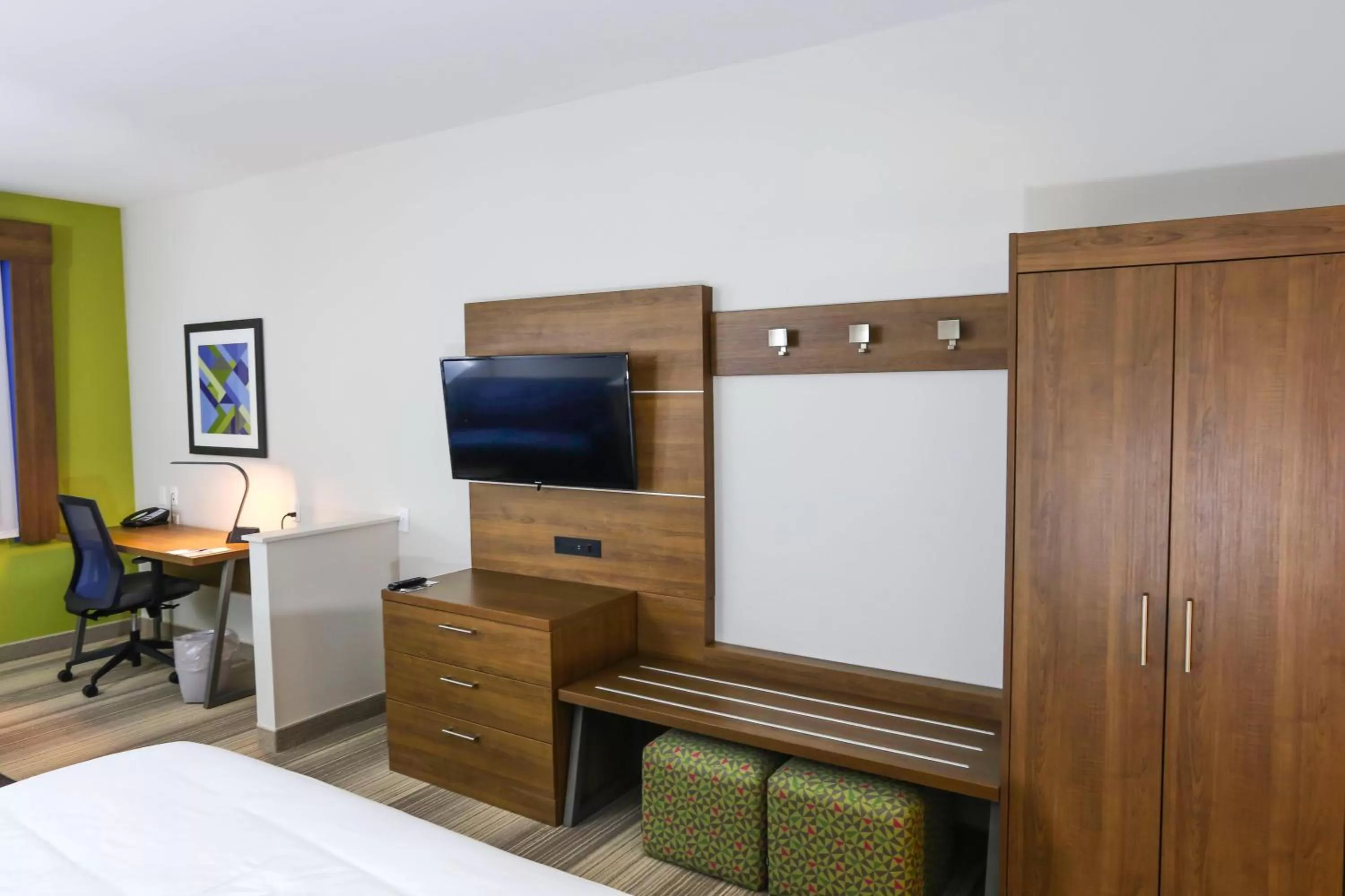 Photo of the whole room, Bed in Holiday Inn Express & Suites - Houston IAH - Beltway 8 by IHG