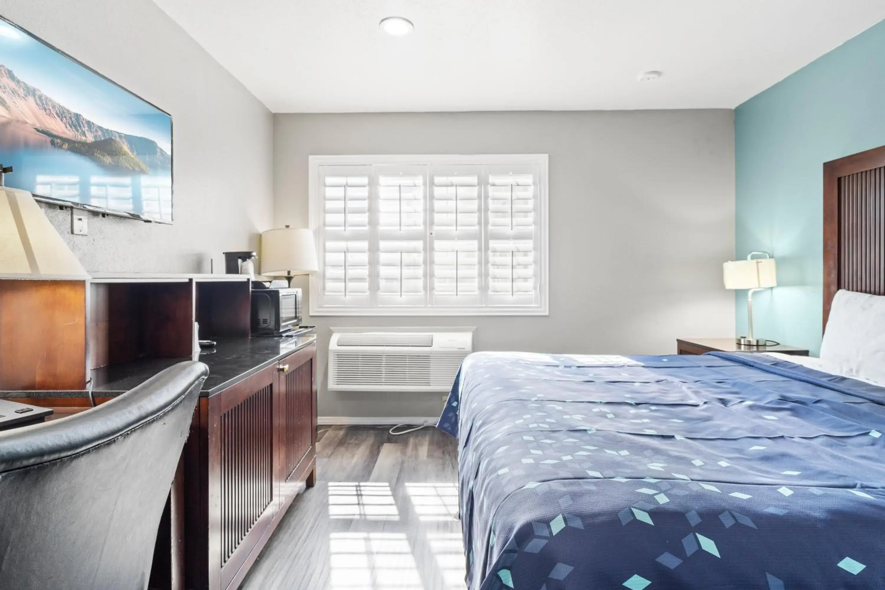 Deluxe King Room in Travelers Inn Medford Deluxe King Room in Travelers Inn Medford