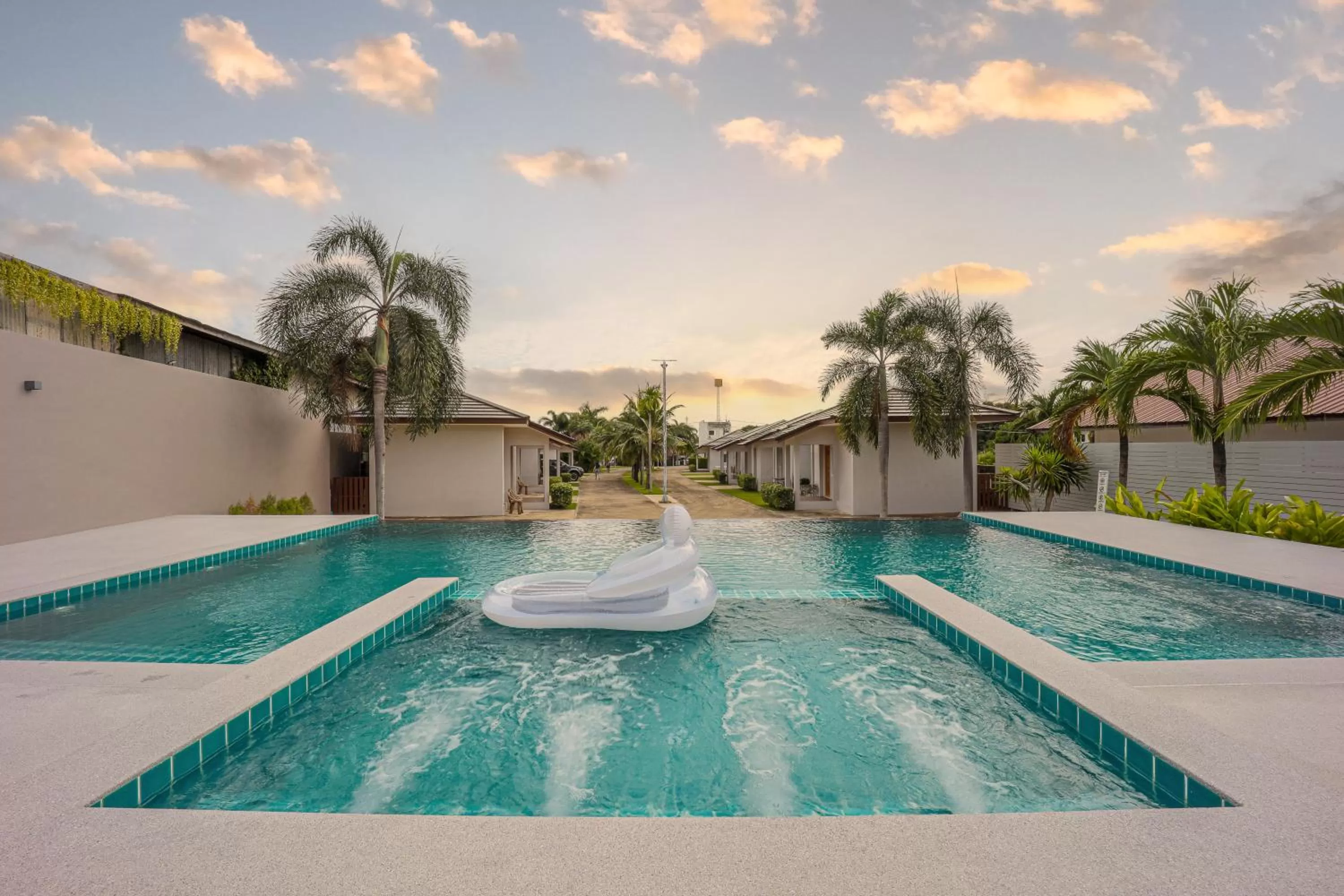 Swimming pool in AKARD Private Villas Sattahip