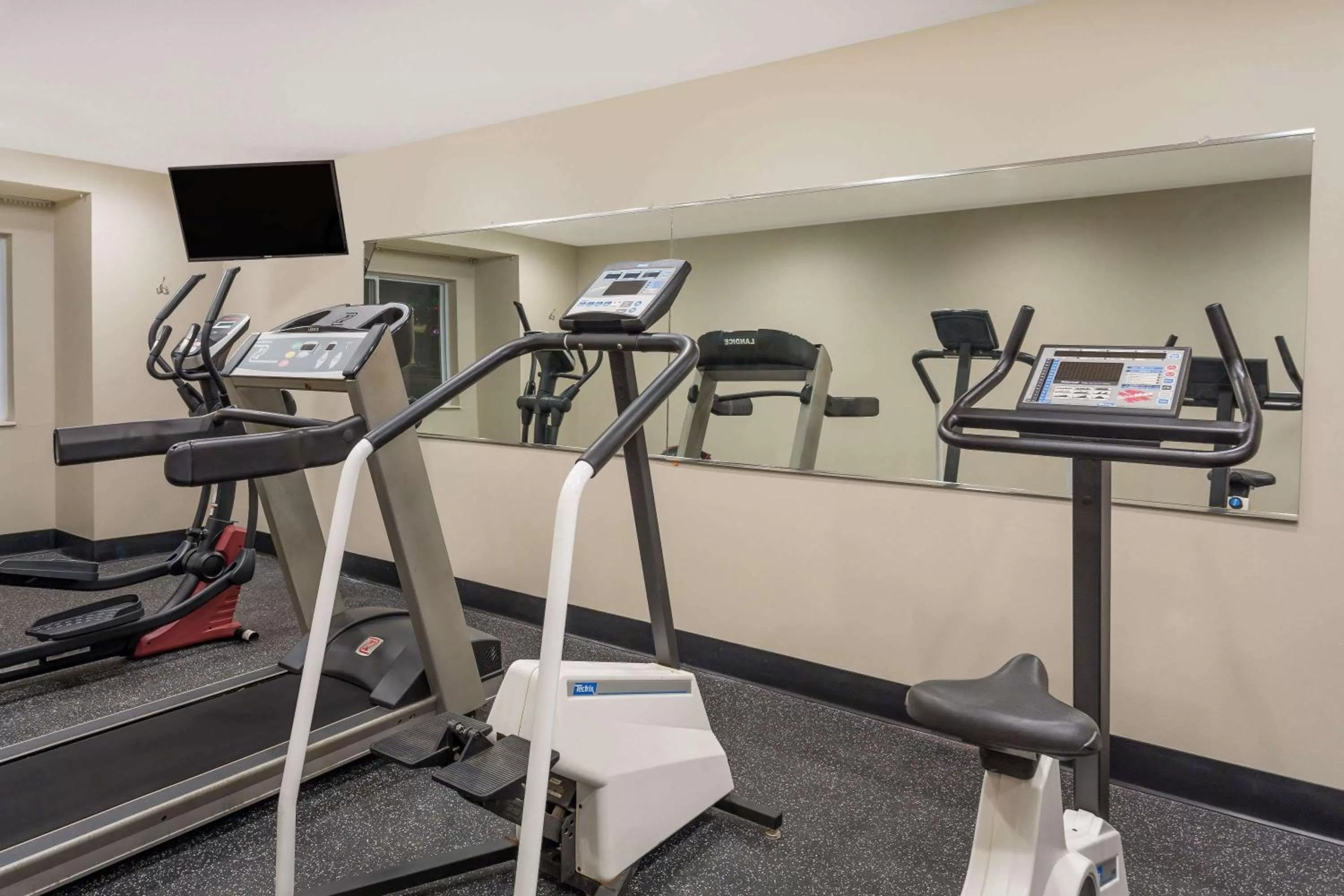 Fitness centre/facilities in Microtel Inn & Suites by Wyndham