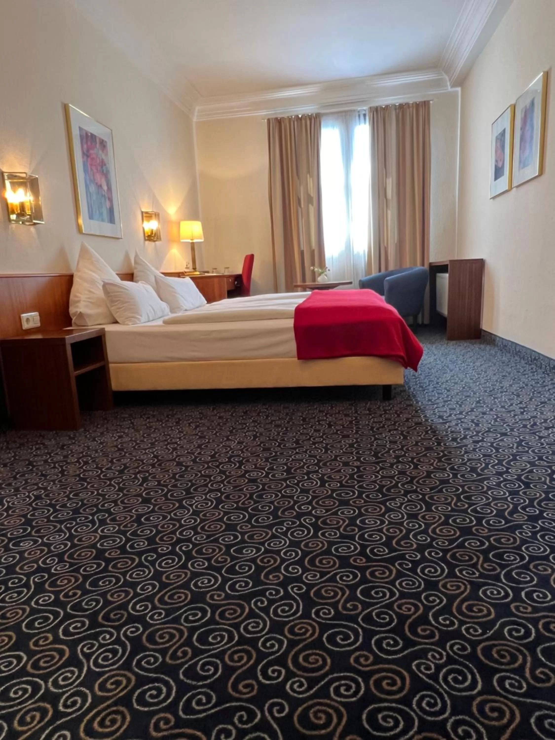 Photo of the whole room, Bed in Stadthotel