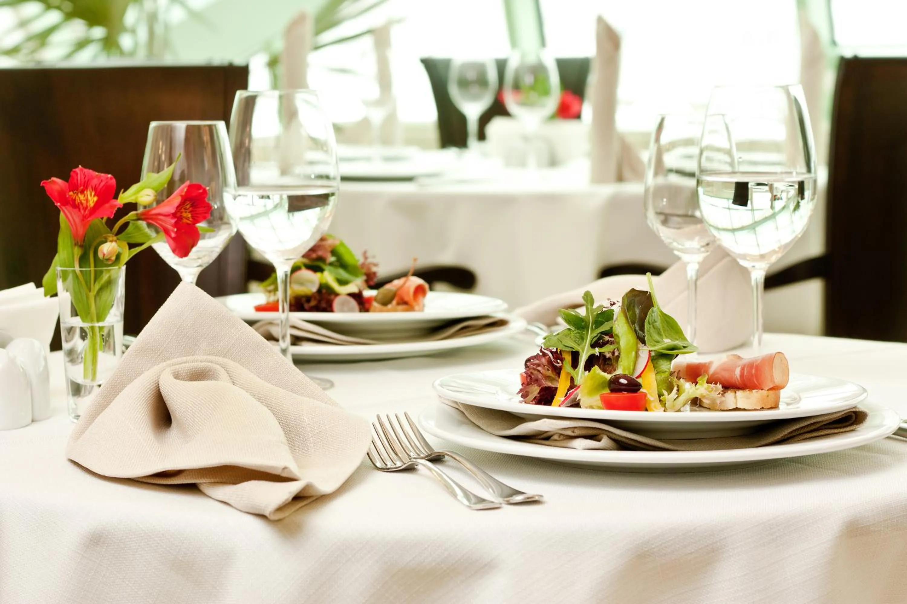 Restaurant/places to eat in Earth & People Hotel & SPA - Free Parking & Swimming Pool