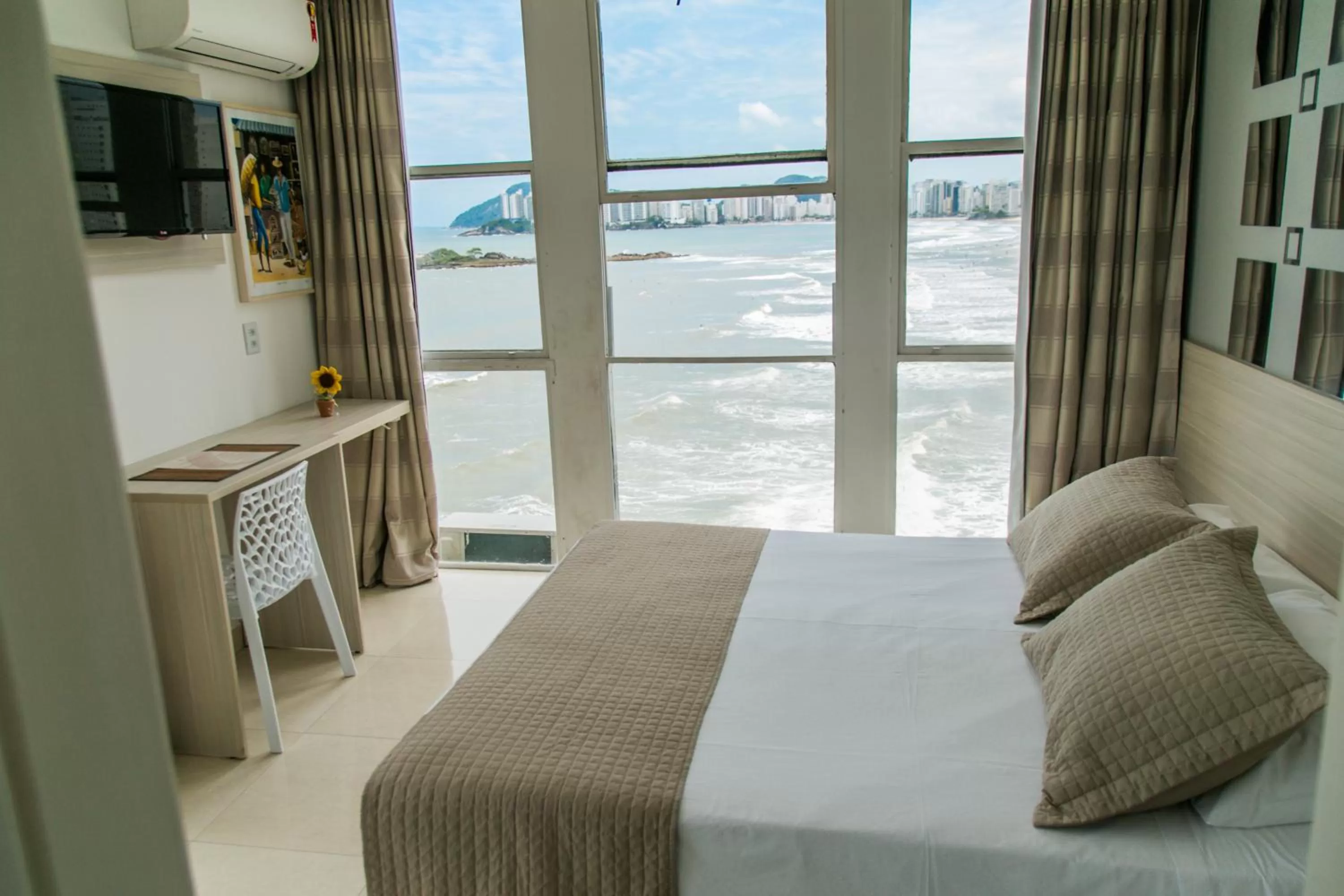 Double Room with Sea View in Grand Hotel Guarujá - A sua Melhor Experiência Beira Mar na Praia!