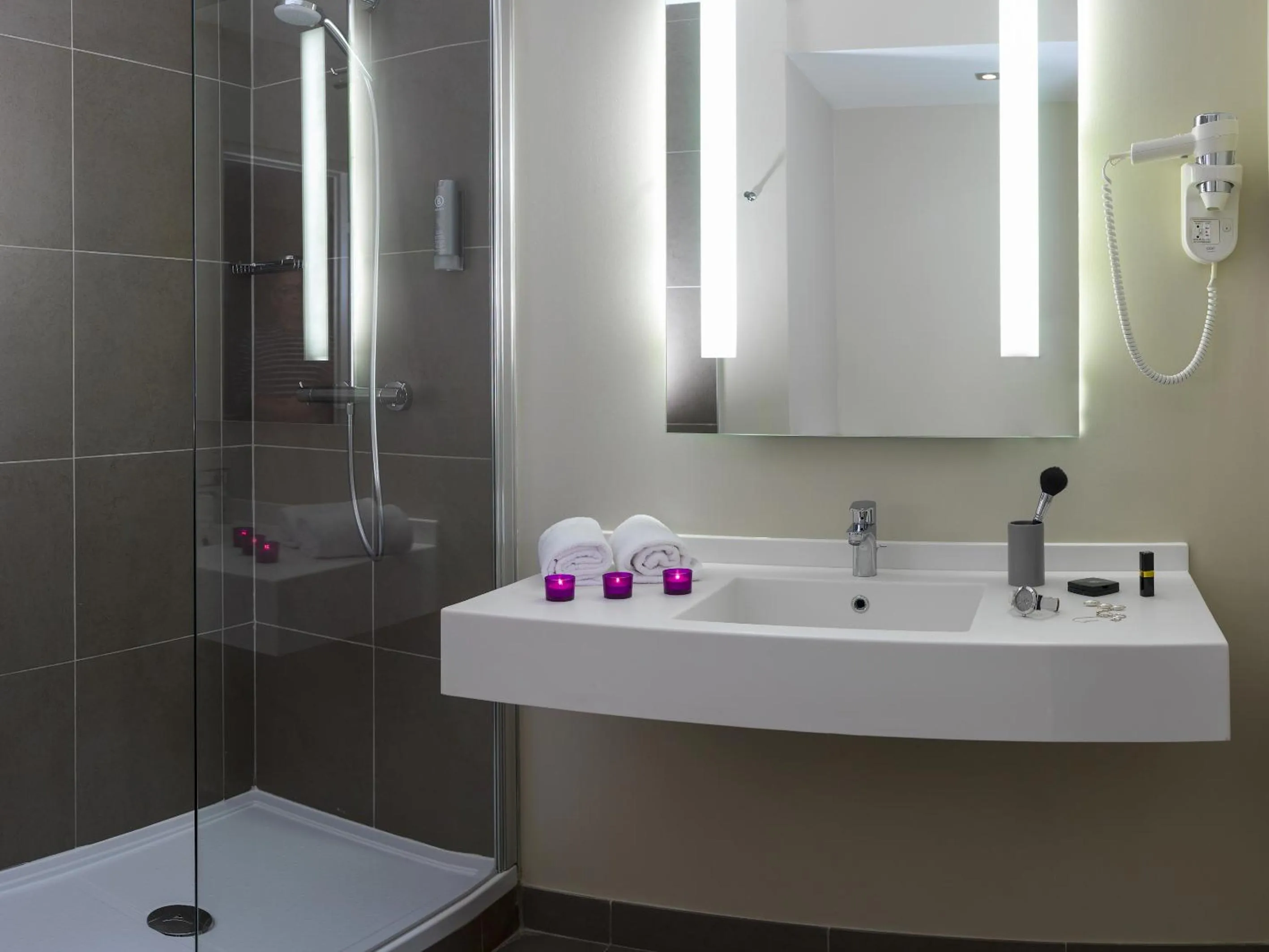 Bathroom in Best Western Plus Hôtel & Spa de Chassieu