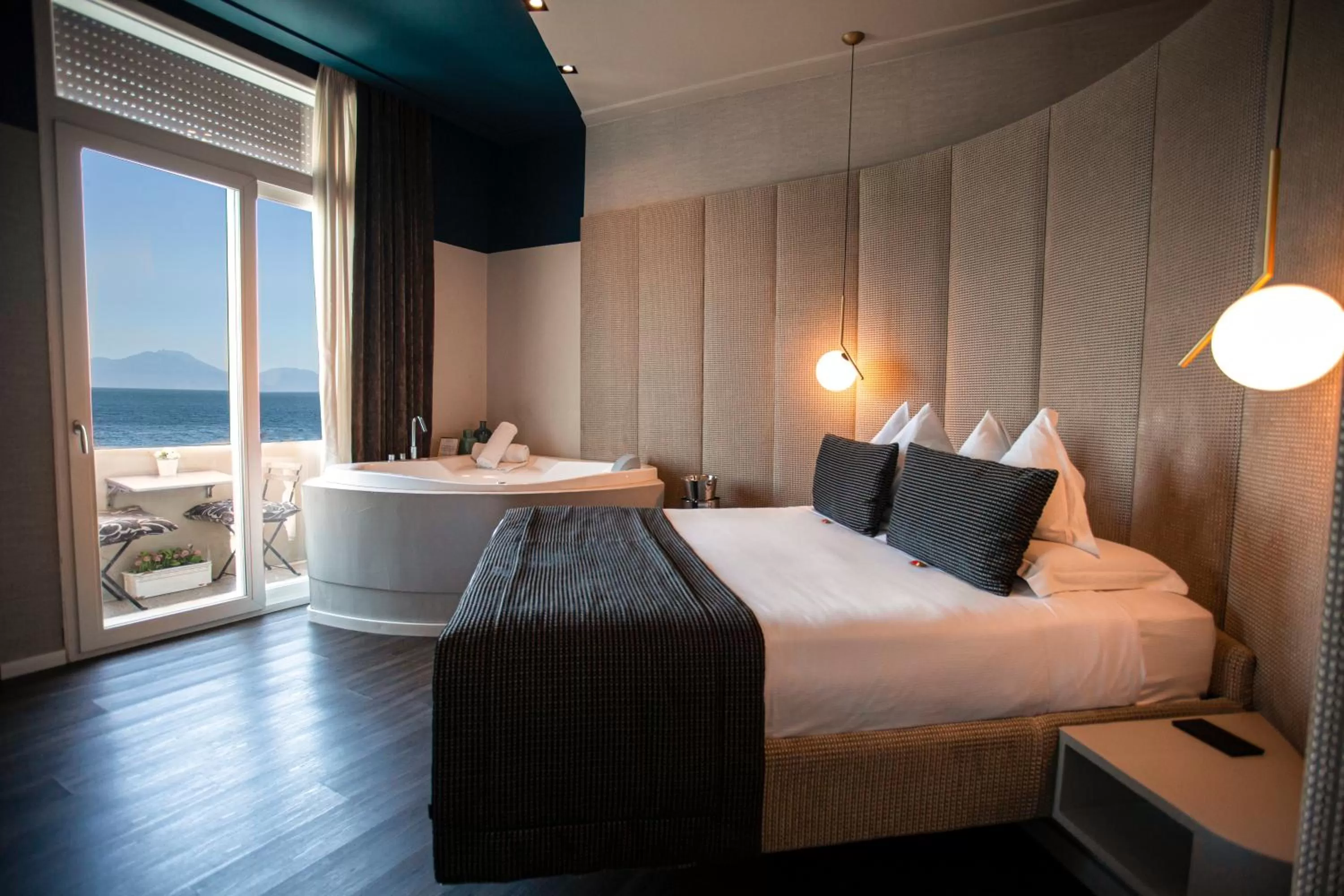 Hot Tub, Bed in Relais sul Mare Boutique Hotel