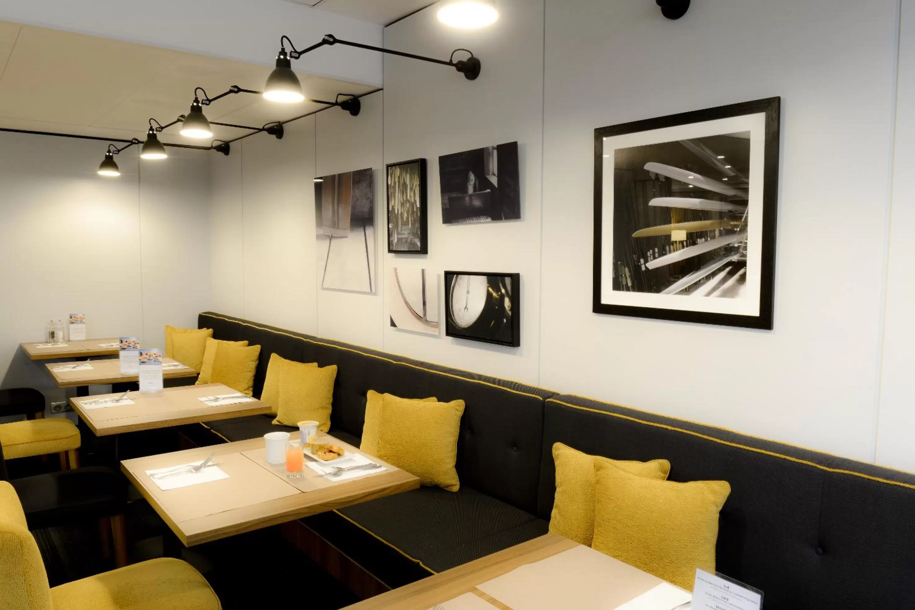 Restaurant/places to eat in Mercure Caen Centre Port De Plaisance