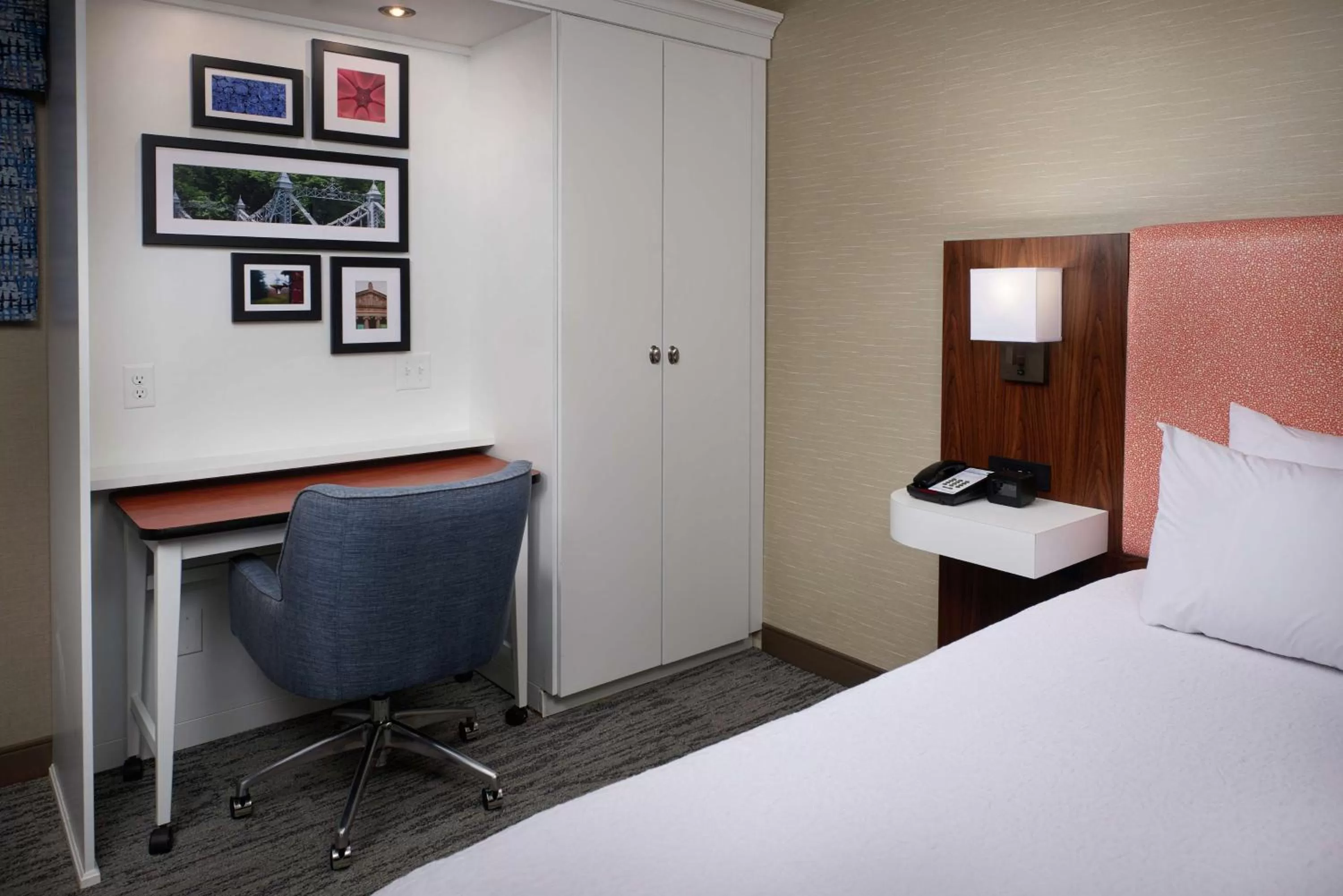 Bedroom, Bed in Hampton Inn by Hilton Youngstown-West I-80