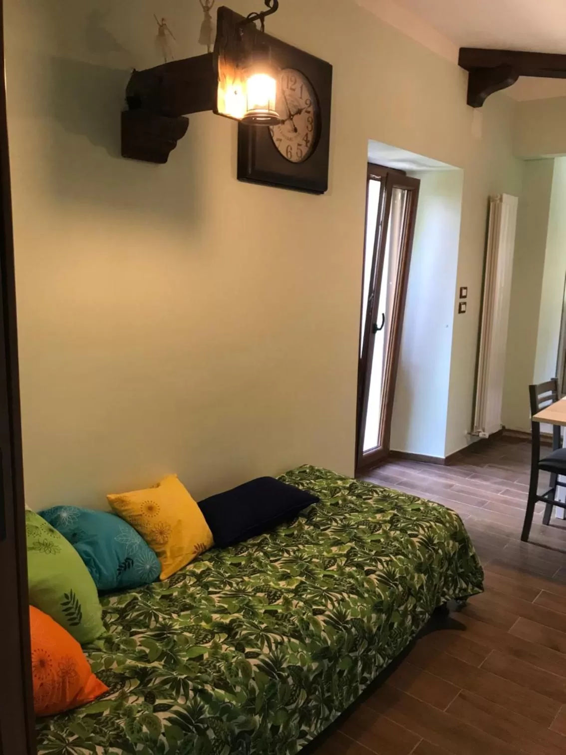 Photo of the whole room, Bed in Lilly